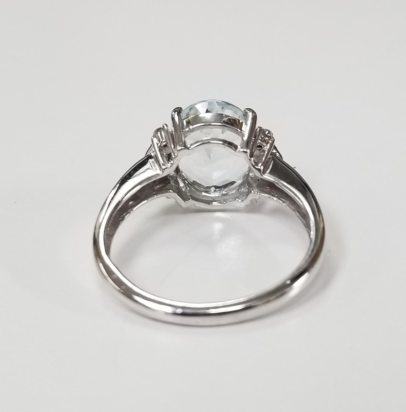 14 Karat White Gold Aquamarine and Diamond Ring (Ovalschliff)