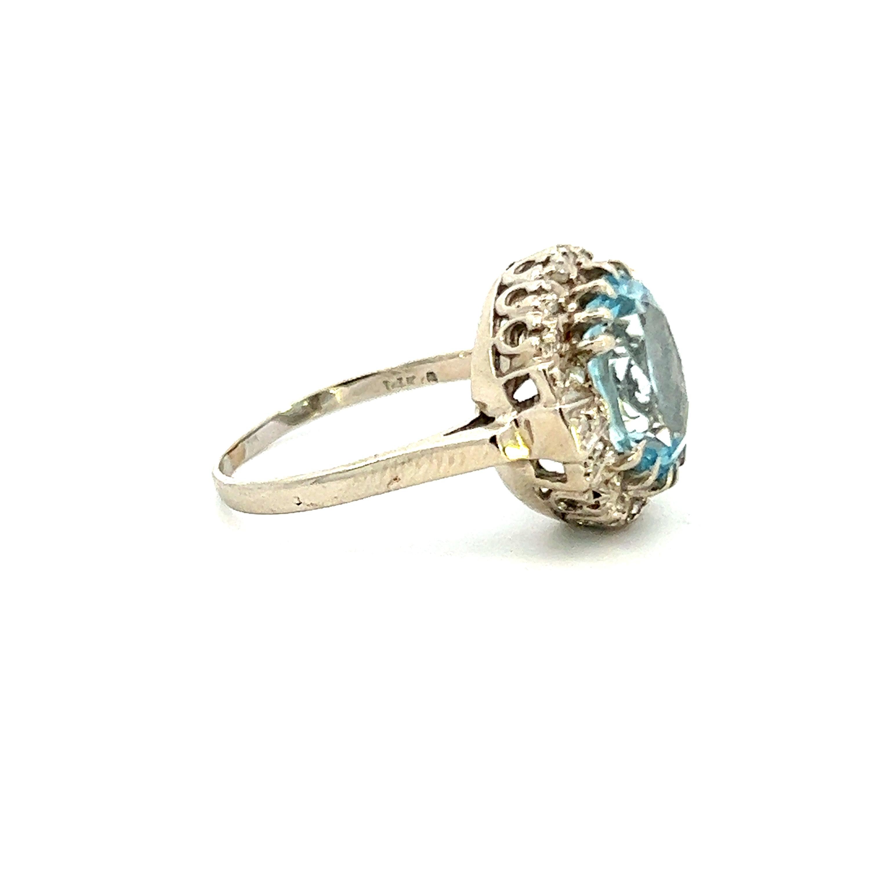 14k White Gold Aquamarine & Diamond Contemporary Cocktail Ring  In Excellent Condition For Sale In Lexington, KY