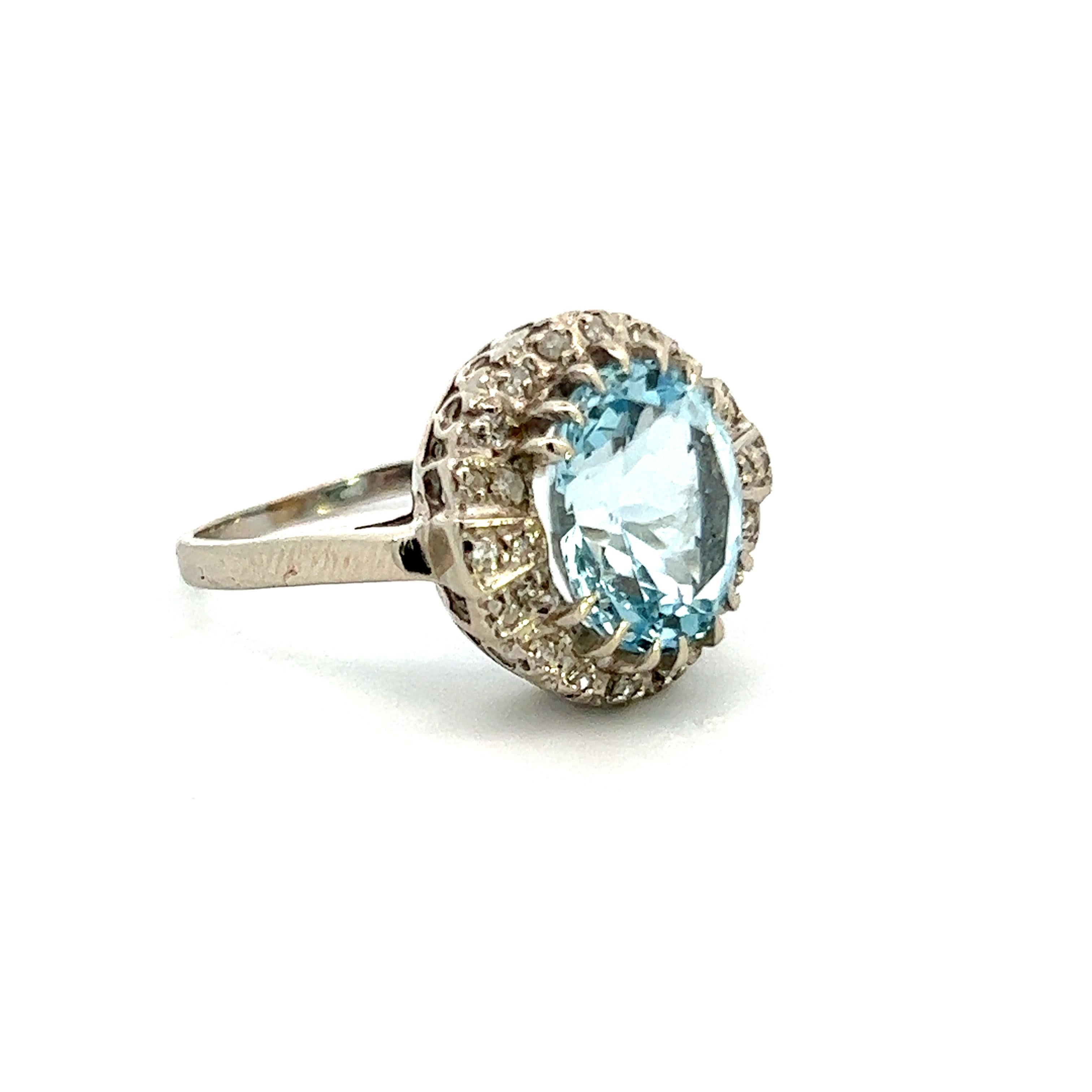 14k White Gold Aquamarine & Diamond Contemporary Cocktail Ring  For Sale 2
