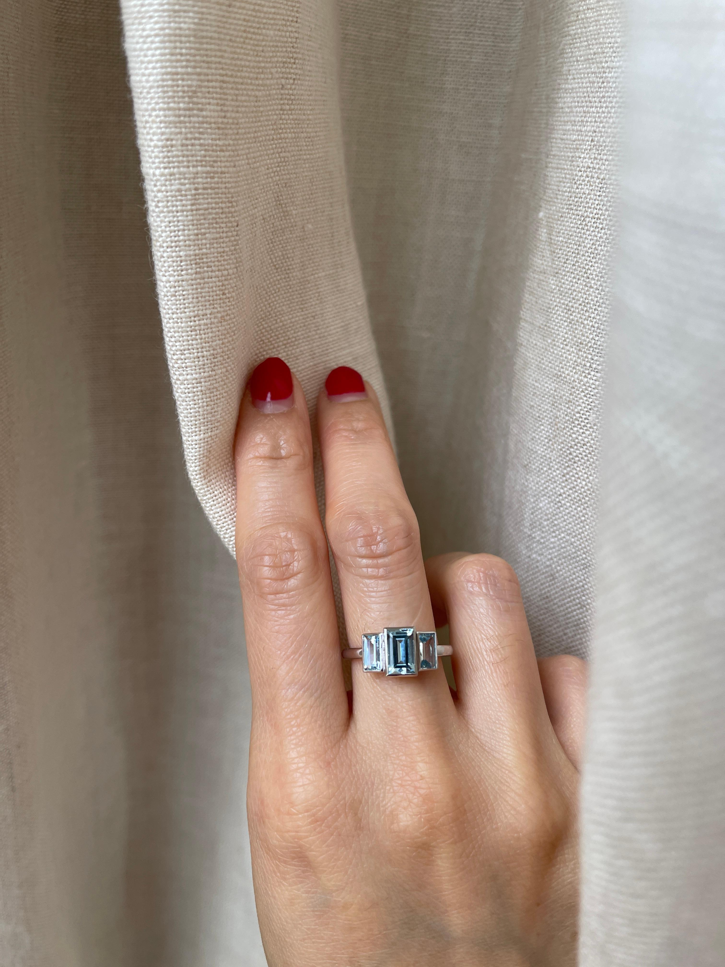 14K Weißgold Aquamarin-Ring mit drei Steinen, Baguette-Dreisteinring, Art déco-Ring (Smaragdschliff)