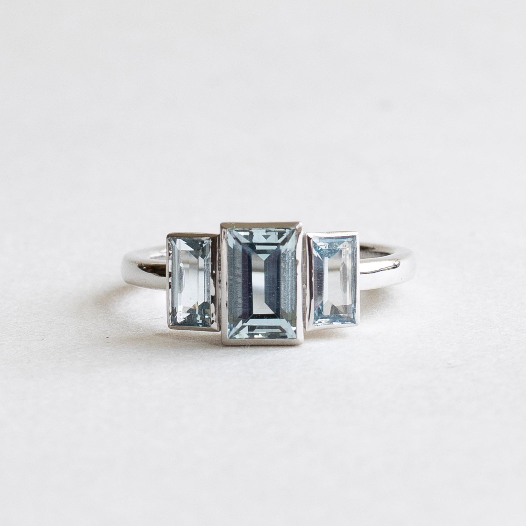 14K Weißgold Aquamarin-Ring mit drei Steinen, Baguette-Dreisteinring, Art déco-Ring 1
