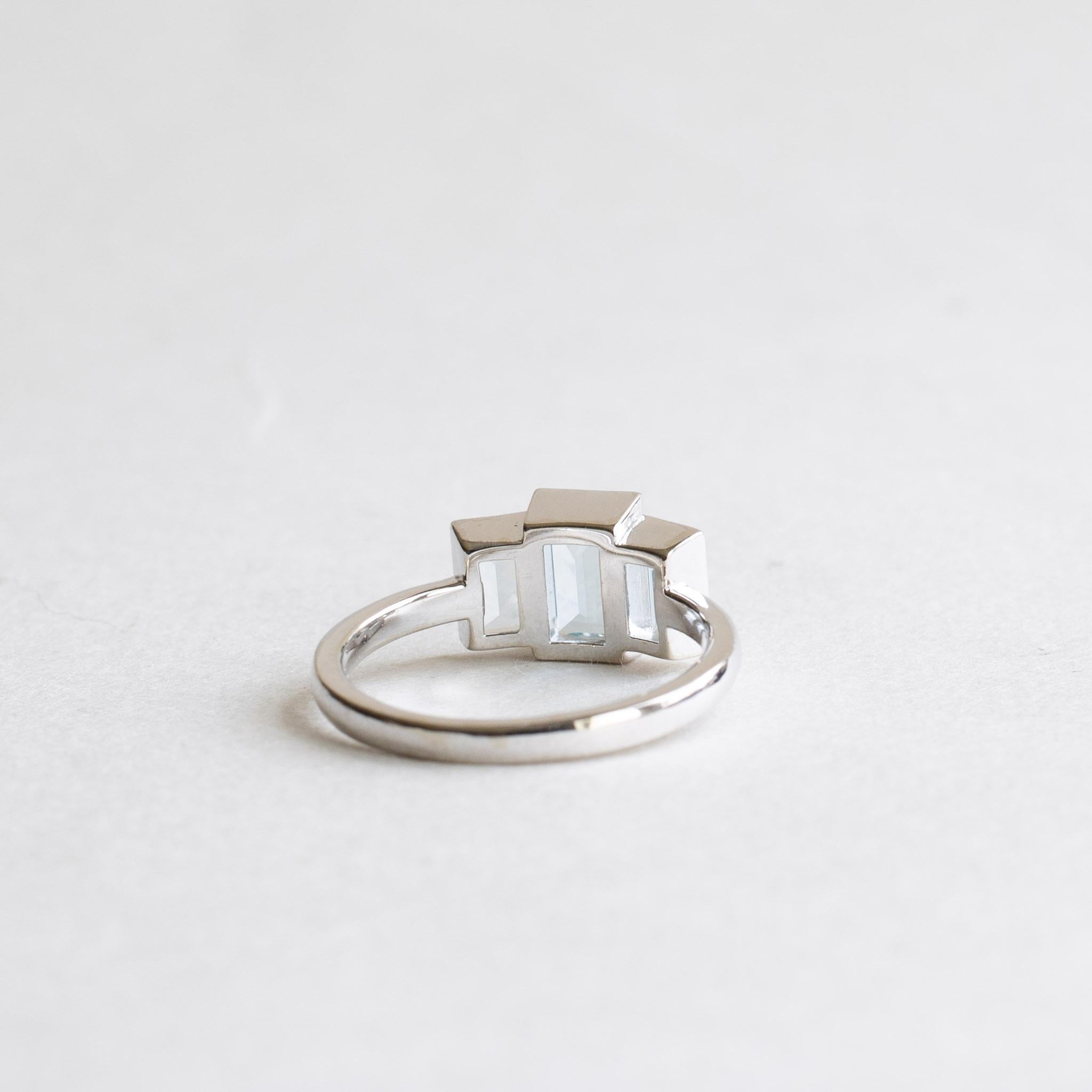 14K Weißgold Aquamarin-Ring mit drei Steinen, Baguette-Dreisteinring, Art déco-Ring 2
