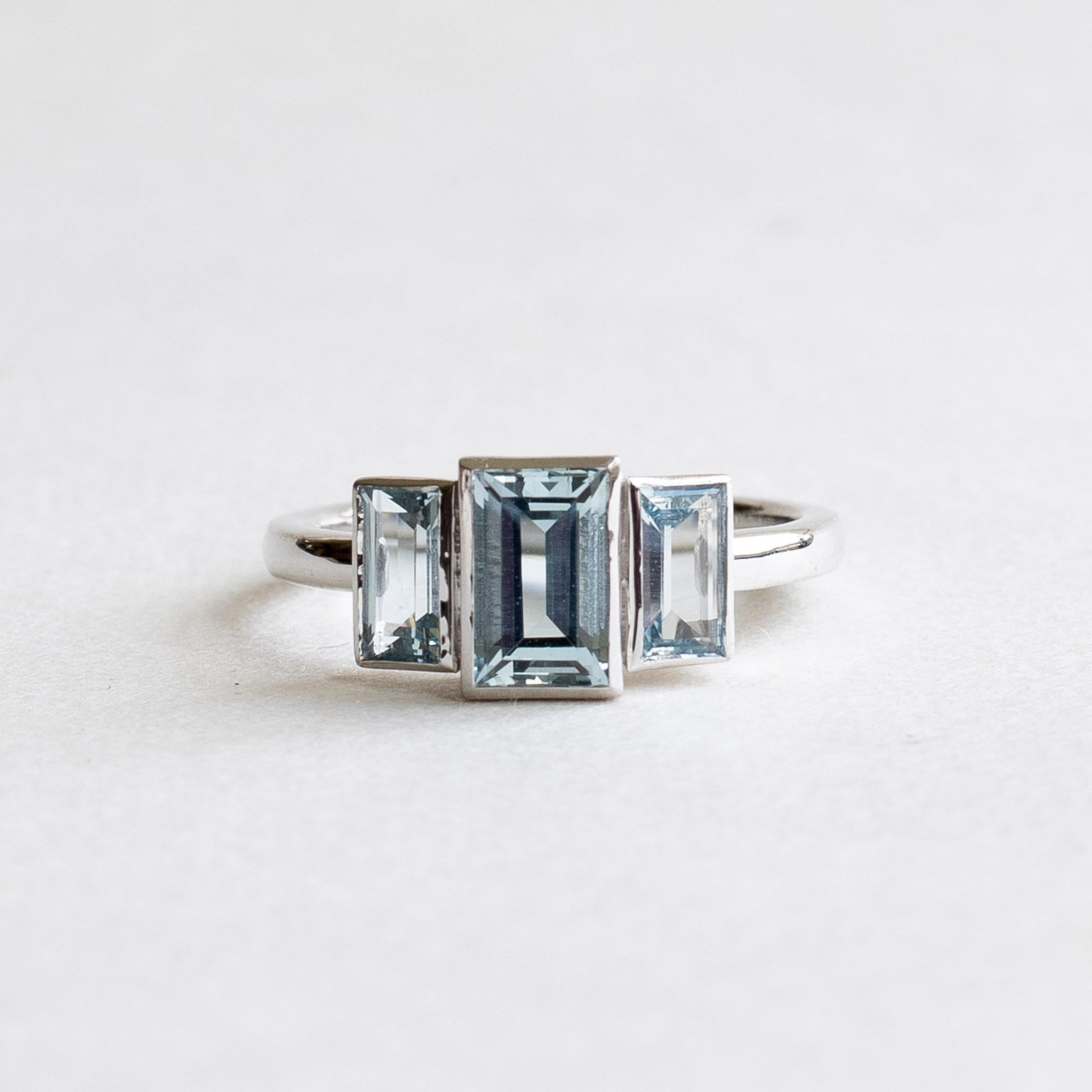 14K Weißgold Aquamarin-Ring mit drei Steinen, Baguette-Dreisteinring, Art déco-Ring 4
