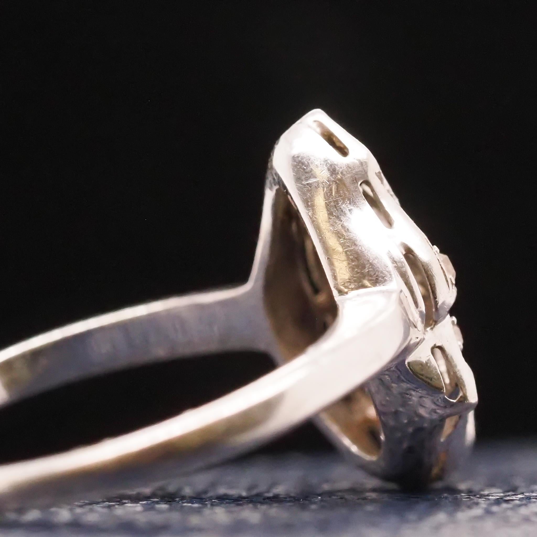 14 Karat Weißgold Art Deco Ring mit Diamant und Saphir im Angebot 1