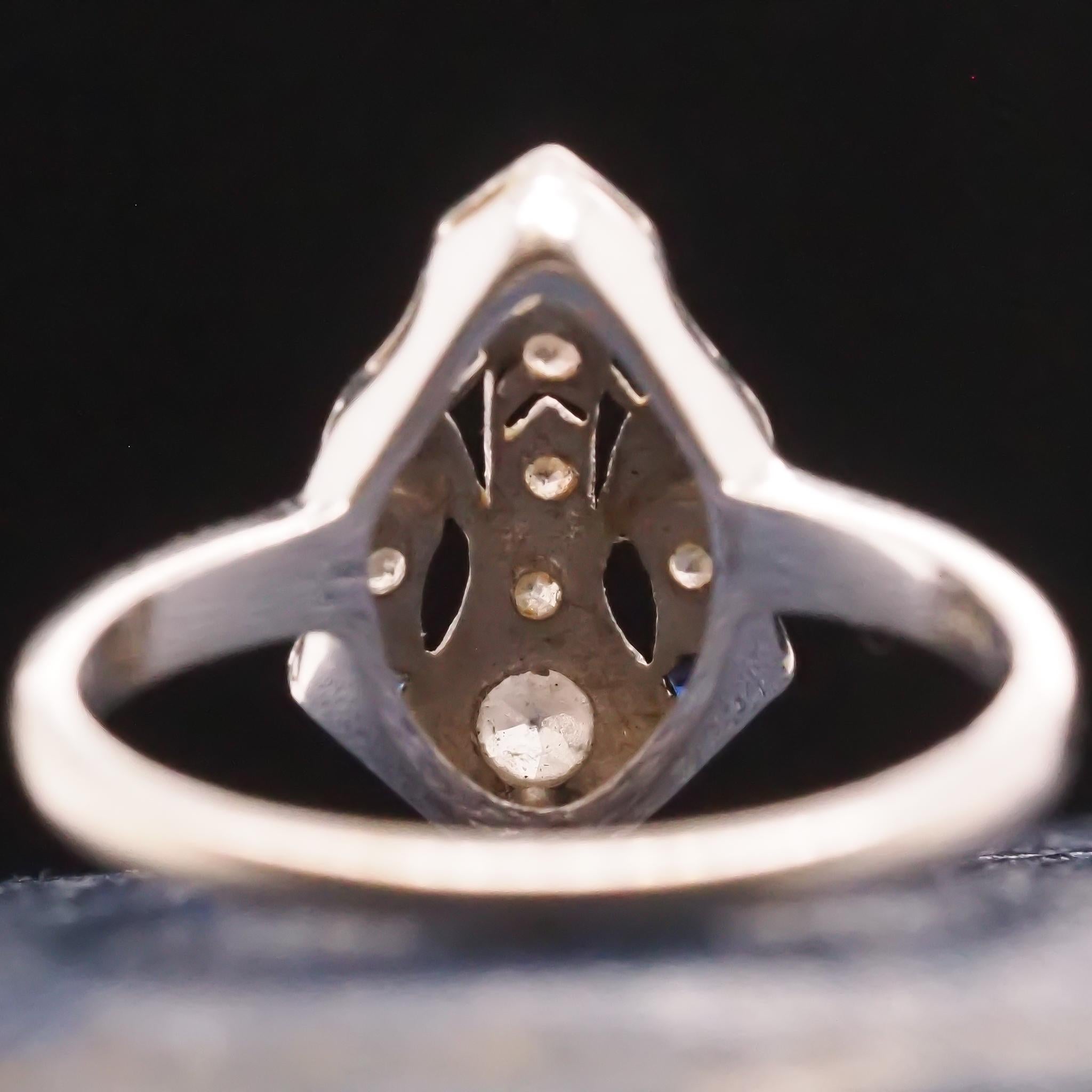 14 Karat Weißgold Art Deco Ring mit Diamant und Saphir im Angebot 2