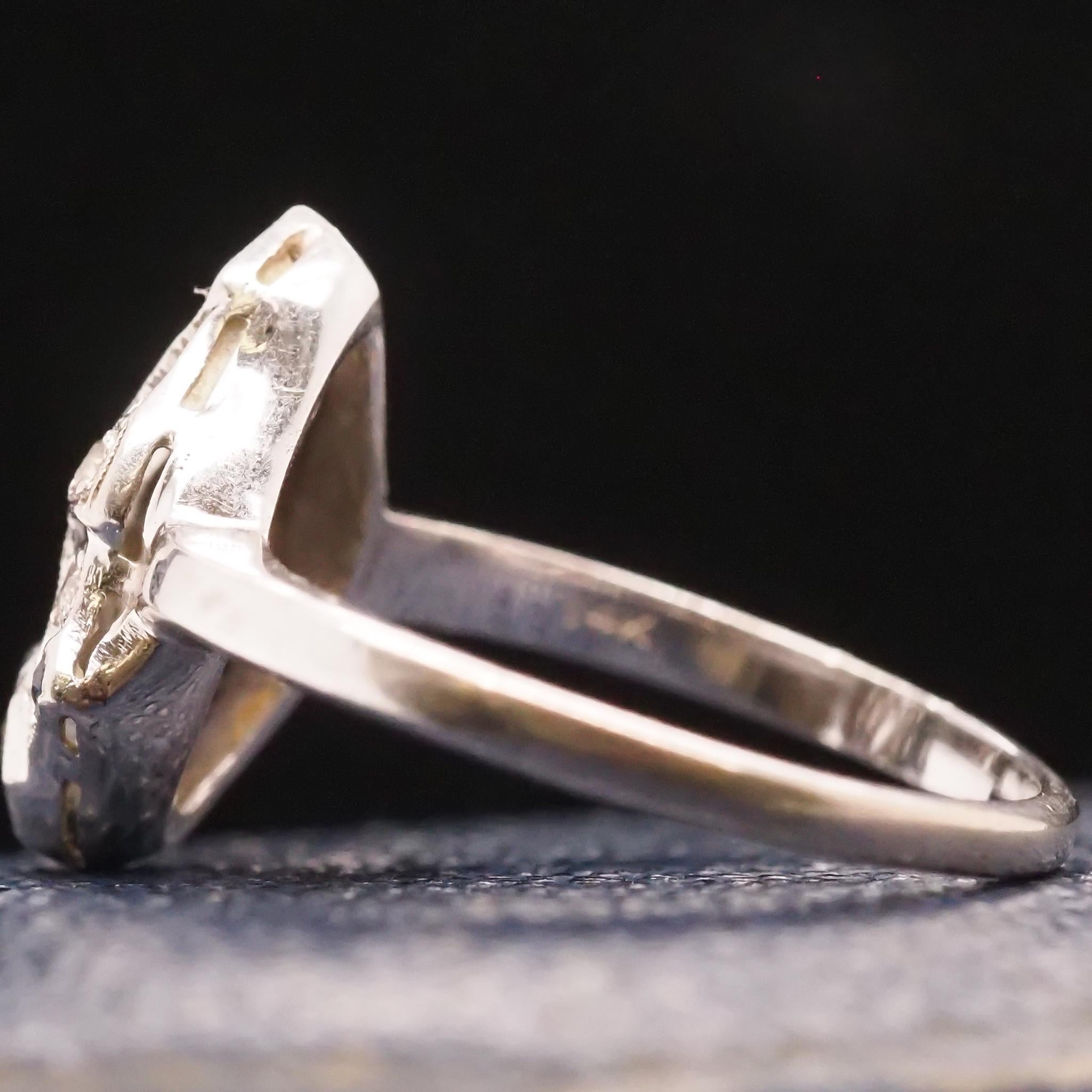 14 Karat Weißgold Art Deco Ring mit Diamant und Saphir im Angebot 3