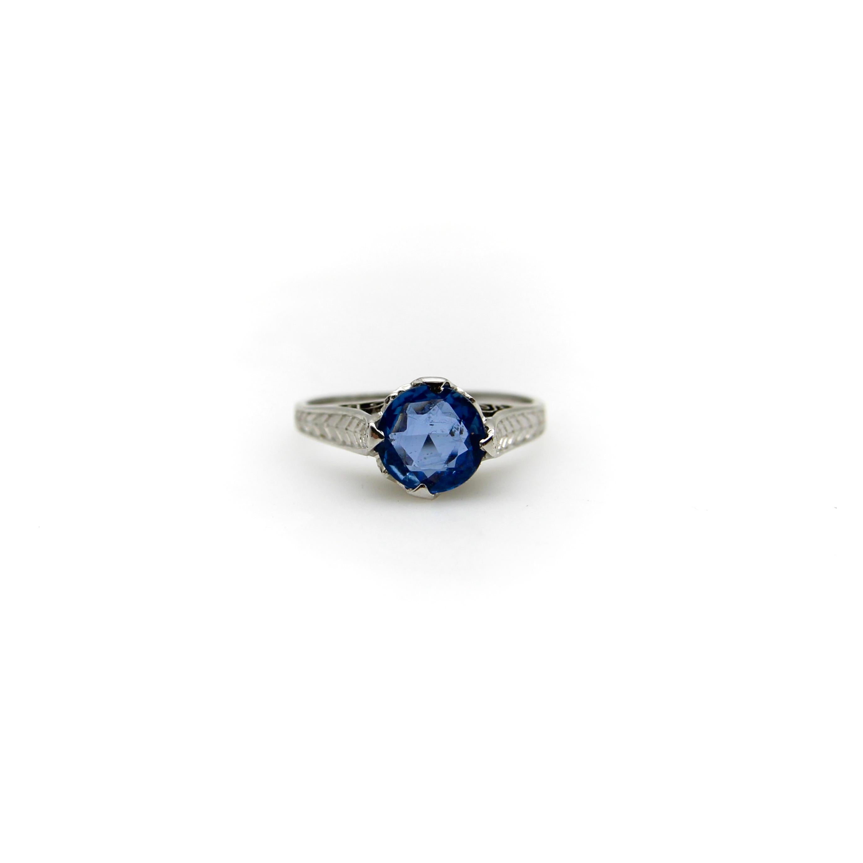 Round Cut 14K White Gold Art Deco Natural Blue Sapphire Filigree Ring  For Sale