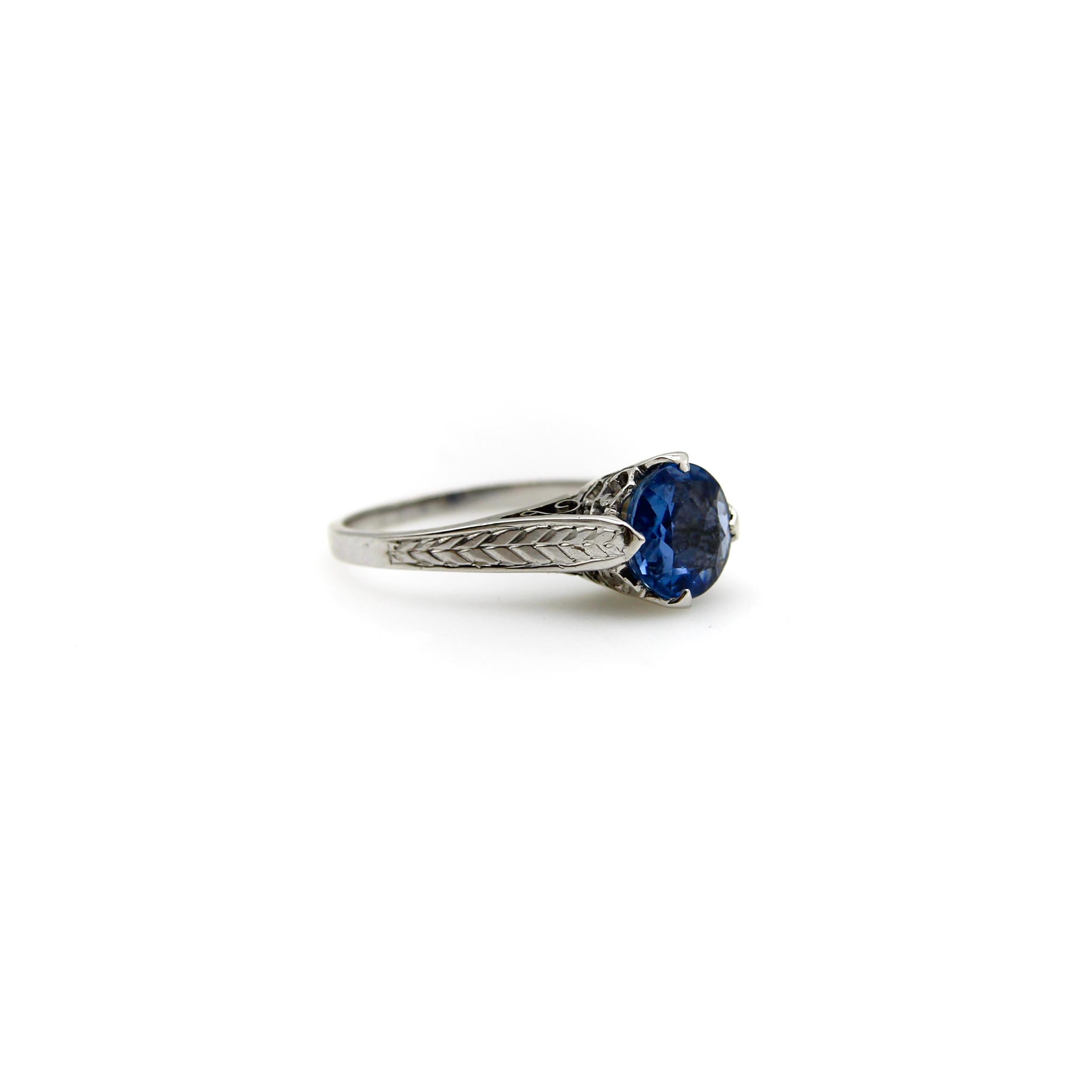 14K White Gold Art Deco Natural Blue Sapphire Filigree Ring  In Good Condition For Sale In Venice, CA