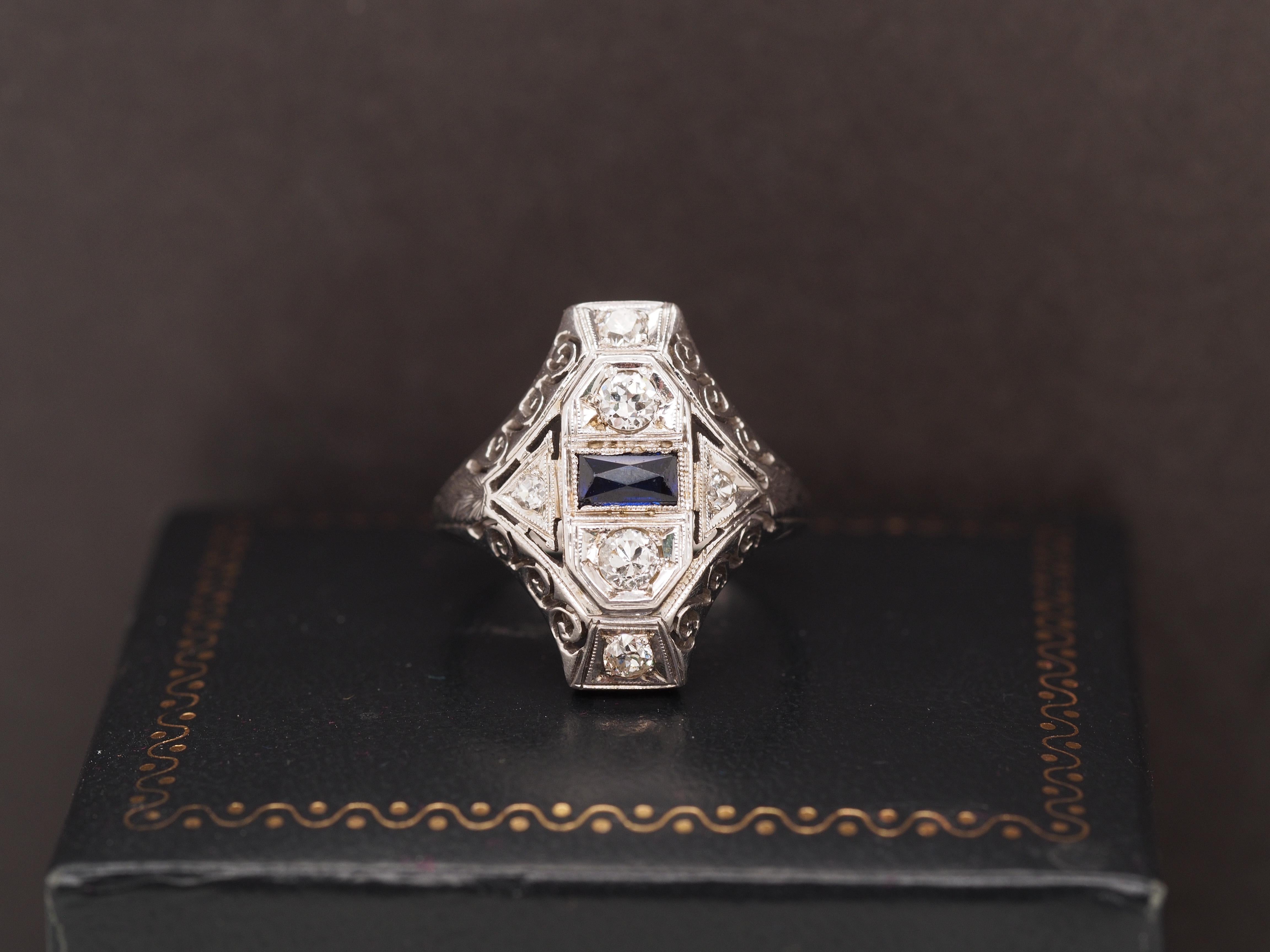 Année : années 1920
Détails de l'article :
Taille de l'anneau : 6.75
Type de métal : Or blanc 14K [poinçonné et testé].
Poids : 4,1 grammes
Détails du diamant : .40ct, poids total. Diamants naturels. Clarté SI, Couleur G, Vieux brillant
