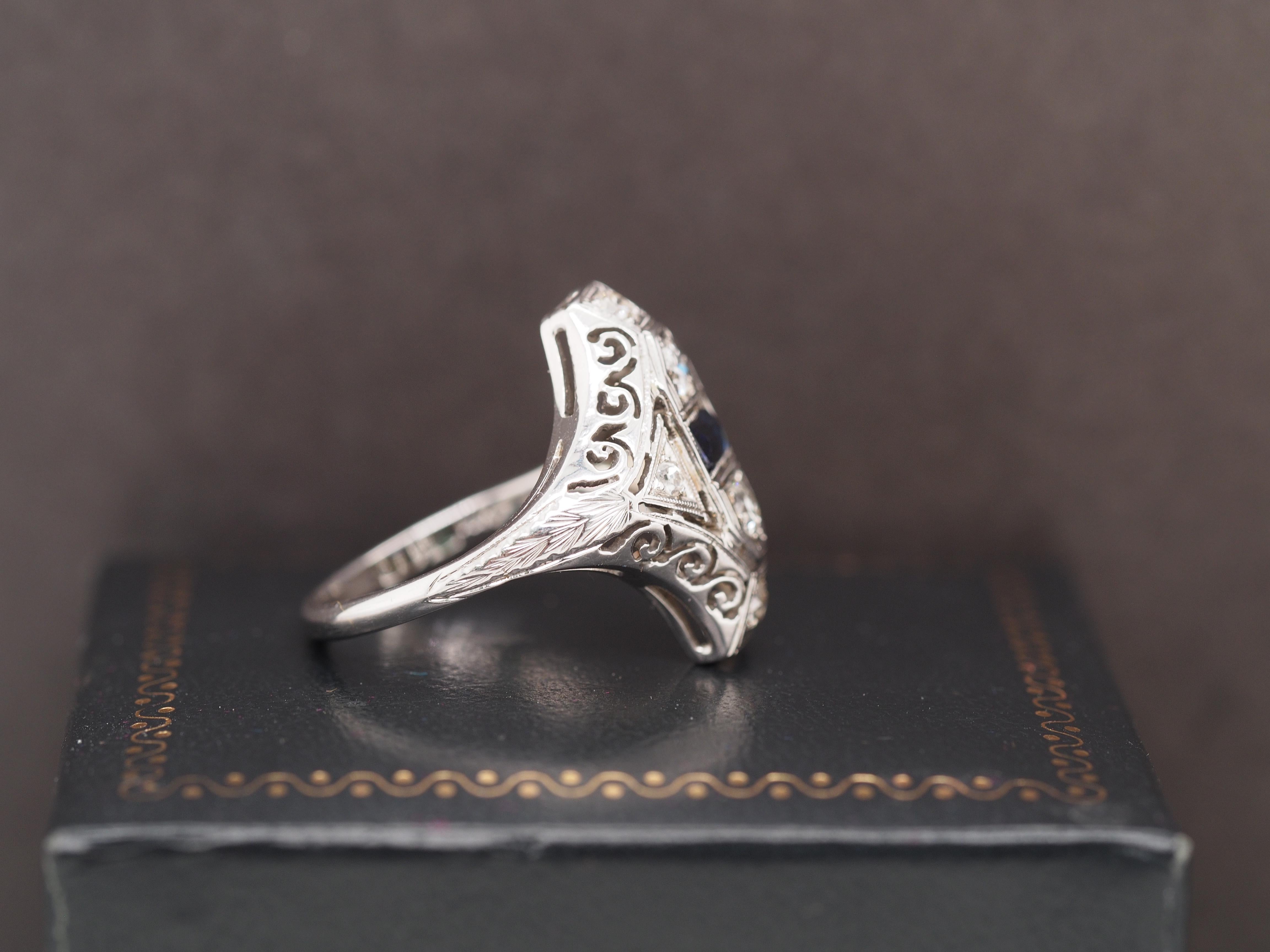 Taille vieille Europe Bague bouclier Art déco européenne ancienne en or blanc 14 carats avec diamants et saphirs en vente