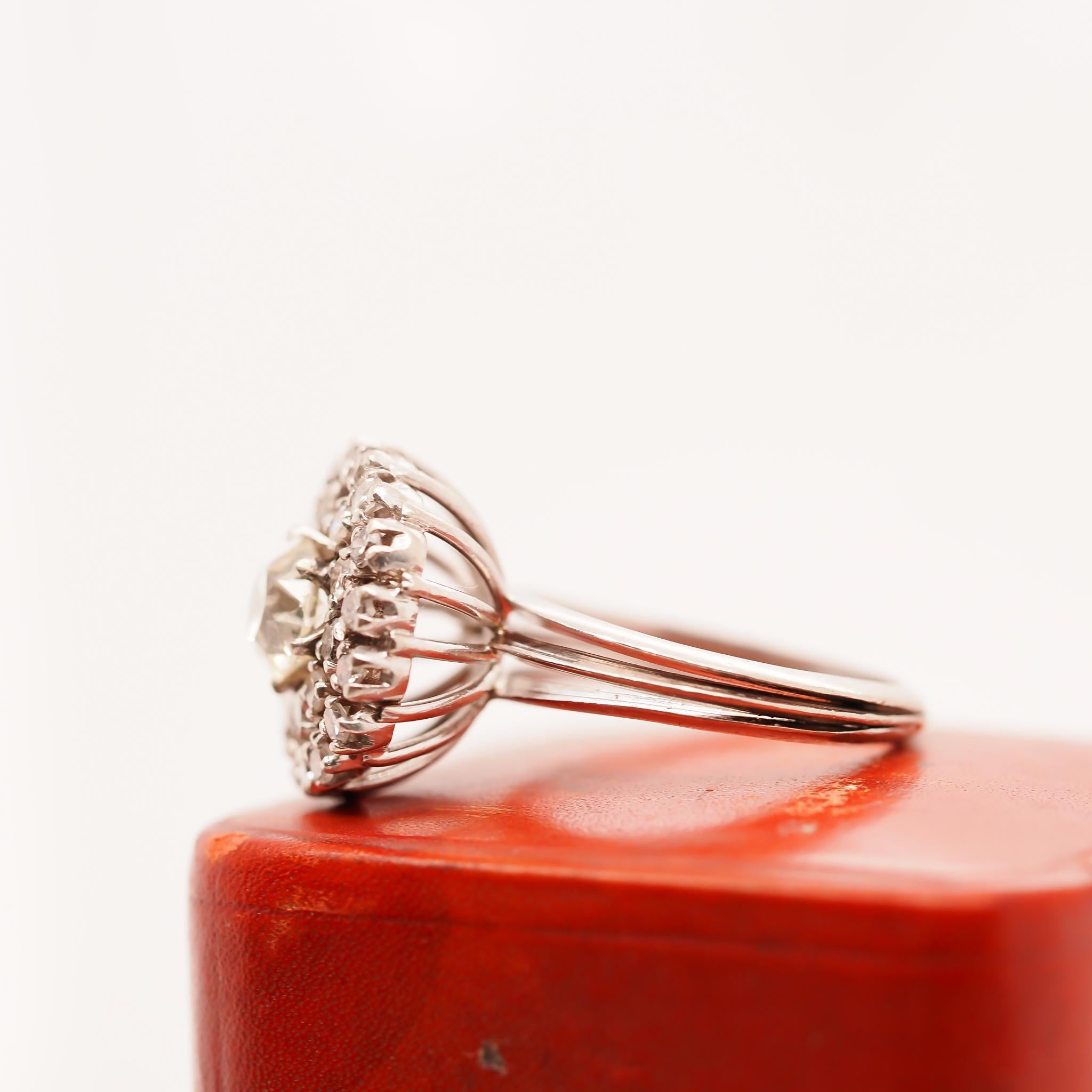 14 Karat Weißgold Art Deco Altminen-Diamant-Cluster-Ring im Angebot 4