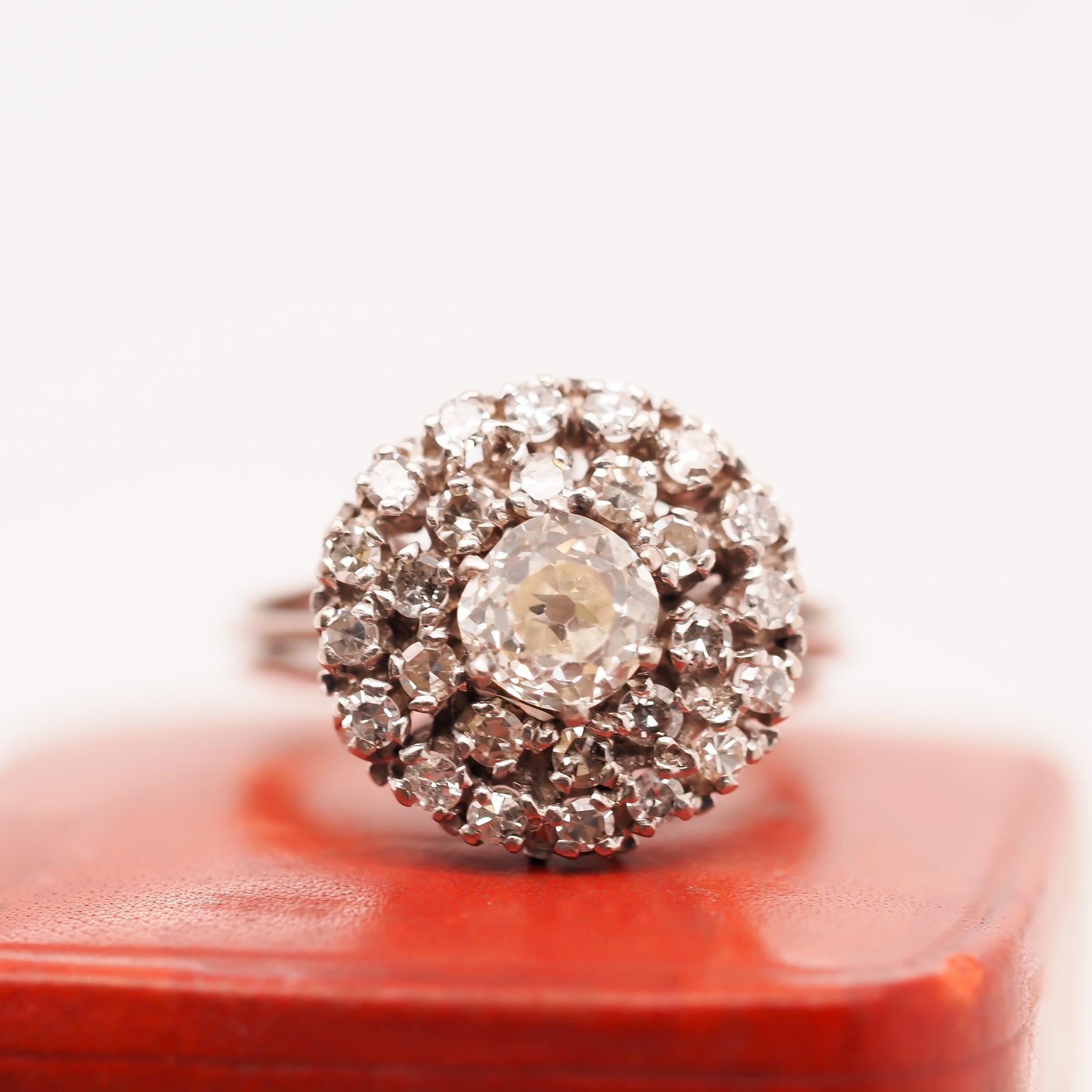 Jahr: 1930er Jahre
Artikel-Details:
Ringgröße: 5.5 (groß)
Metall Typ: 14k Weißgold [Gepunzt und geprüft]
Gewicht: 5,5 Gramm
Zentrum Diamant Details: 1,00ct, Alte Mine Brillant, Natürlicher Diamant, Farbe L, Reinheit VS
Details der Seitensteine: