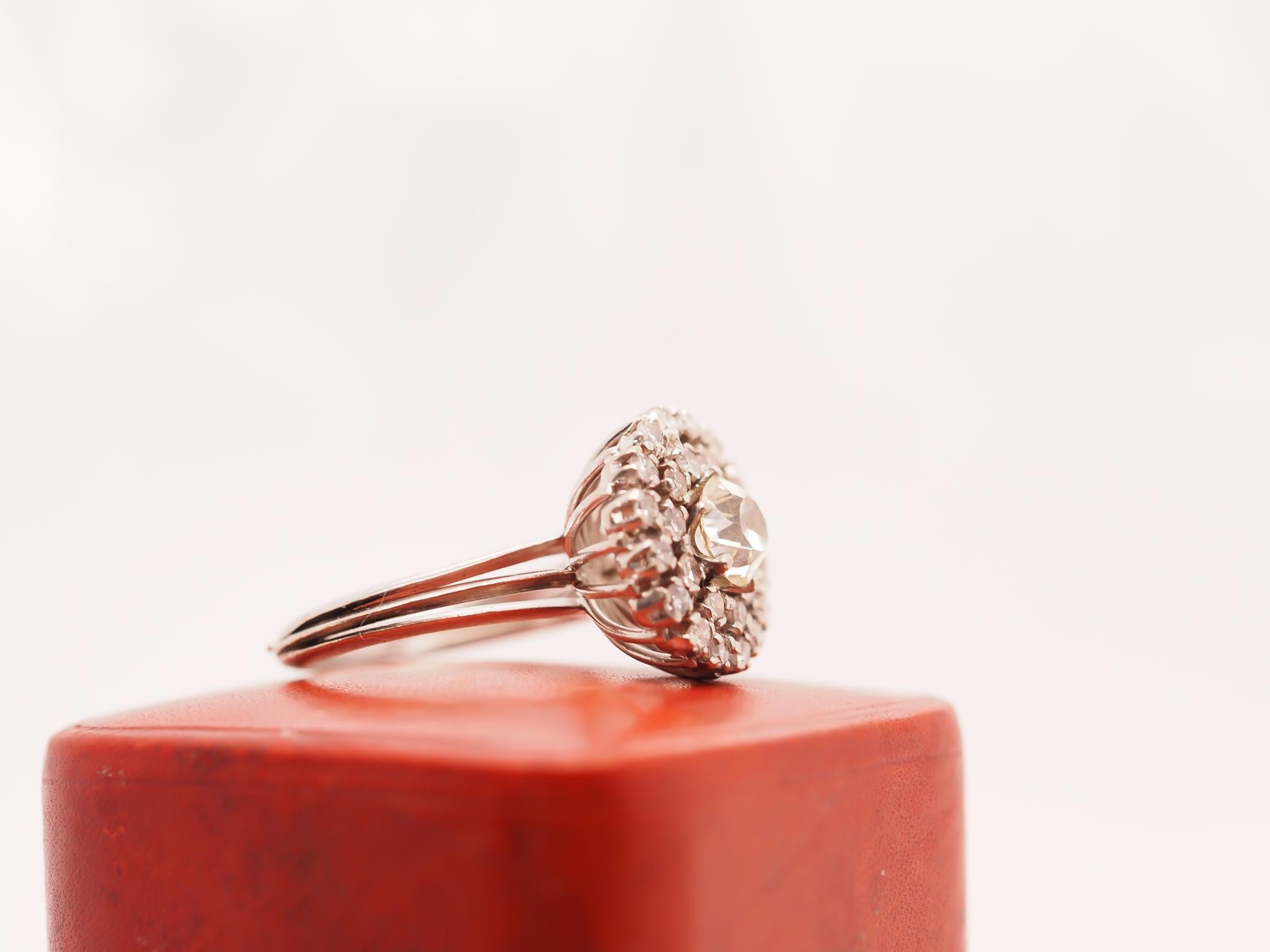 14 Karat Weißgold Art Deco Altminen-Diamant-Cluster-Ring Damen im Angebot