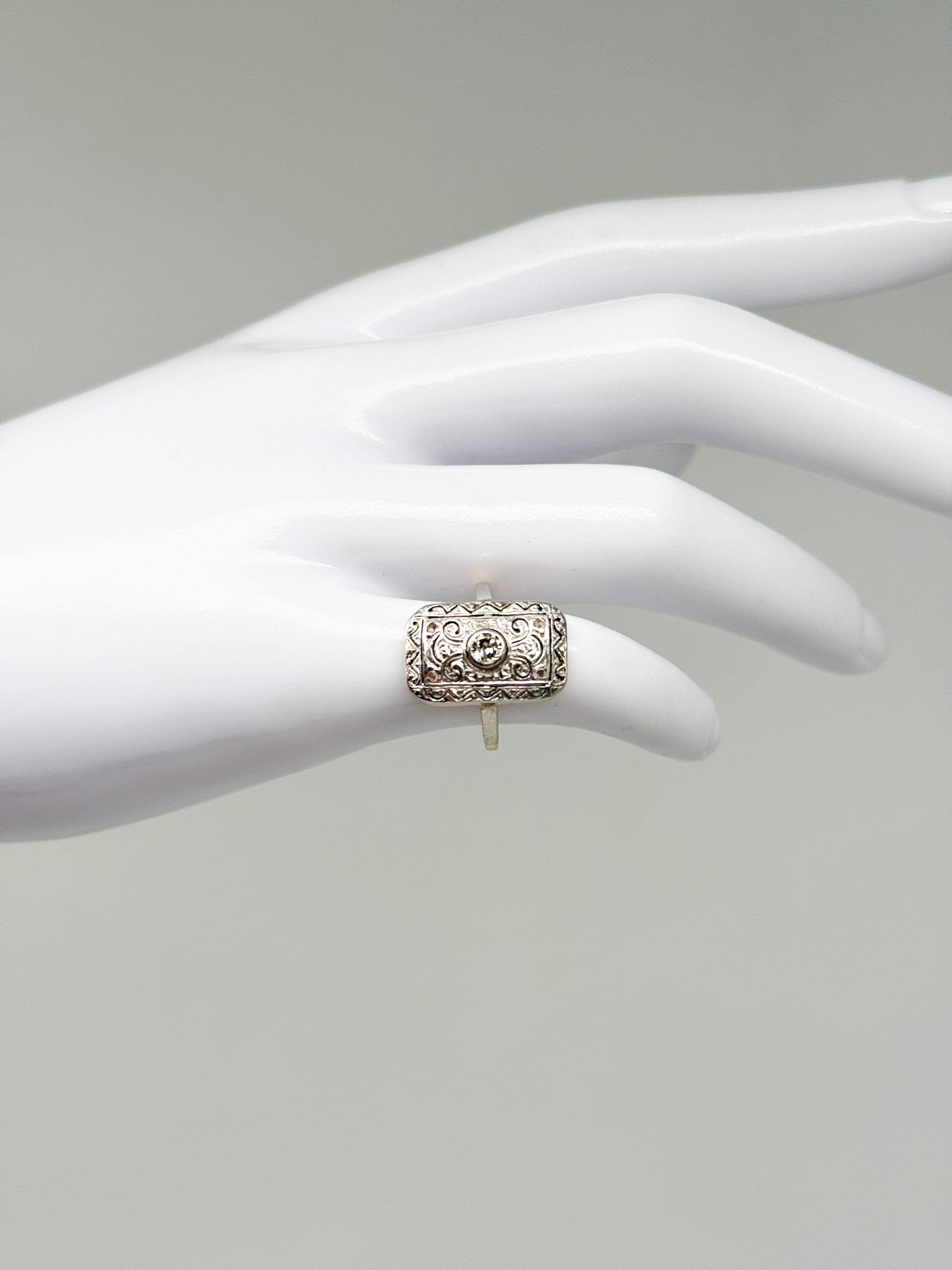 da uomo o donna 14K White Gold Art Deco Ring with Diamonds; Certificate Included in vendita