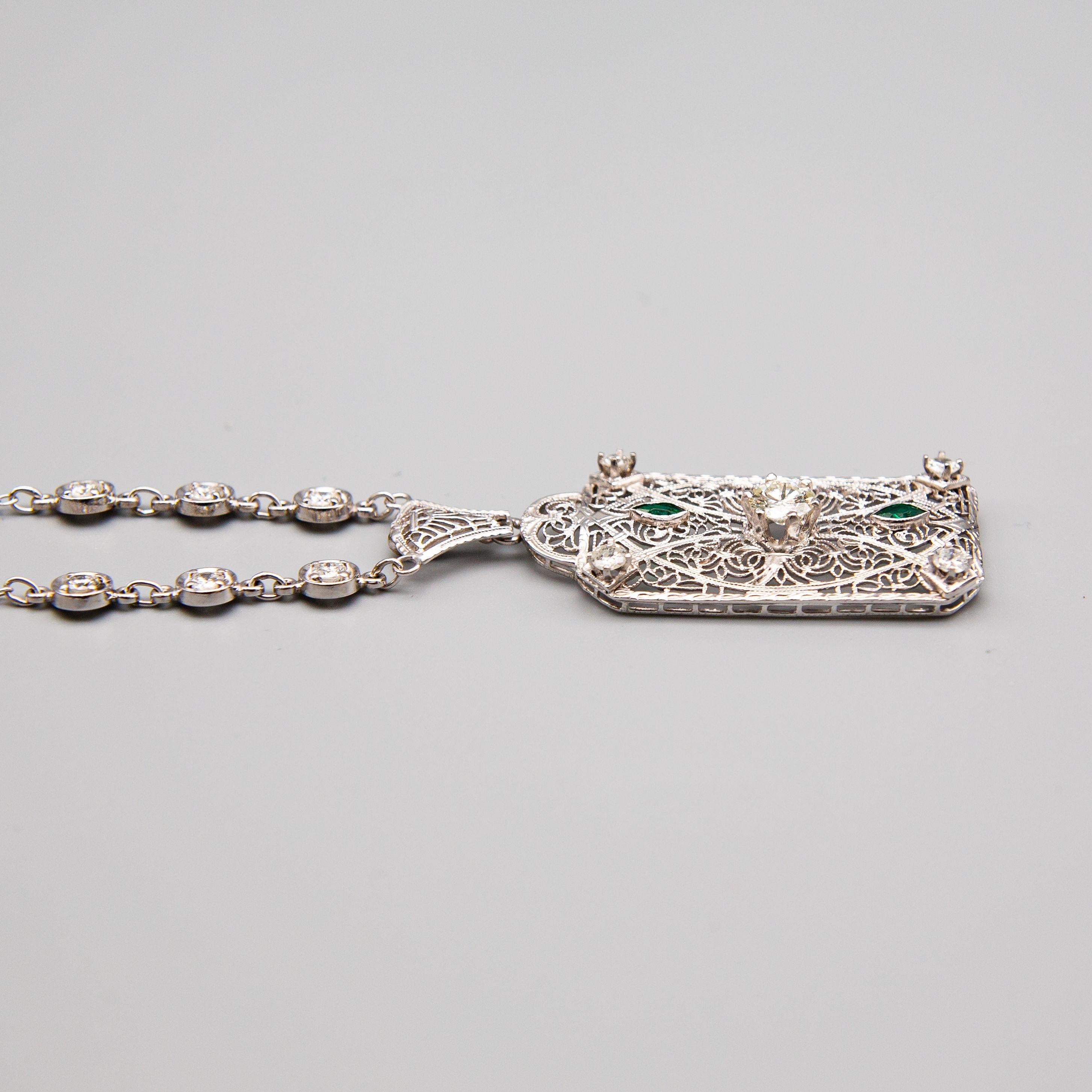Taille brillant Collier Art déco en or blanc 14 carats avec diamants et émeraudes en vente