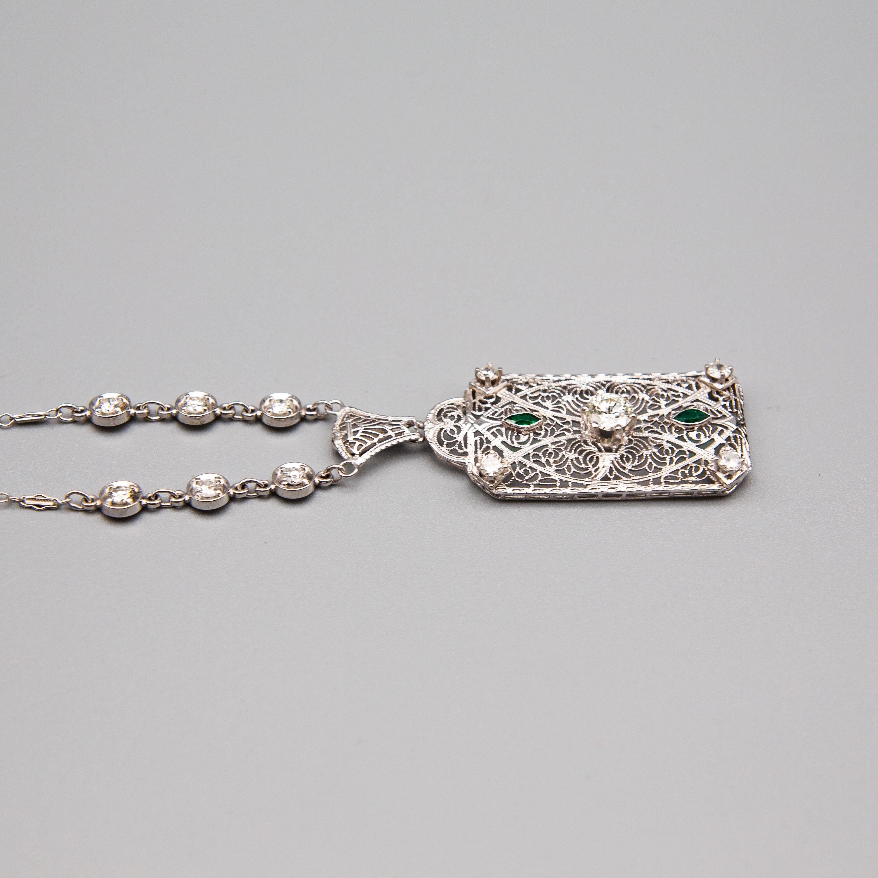 Collier Art déco en or blanc 14 carats avec diamants et émeraudes Bon état - En vente à Bernardsville, NJ