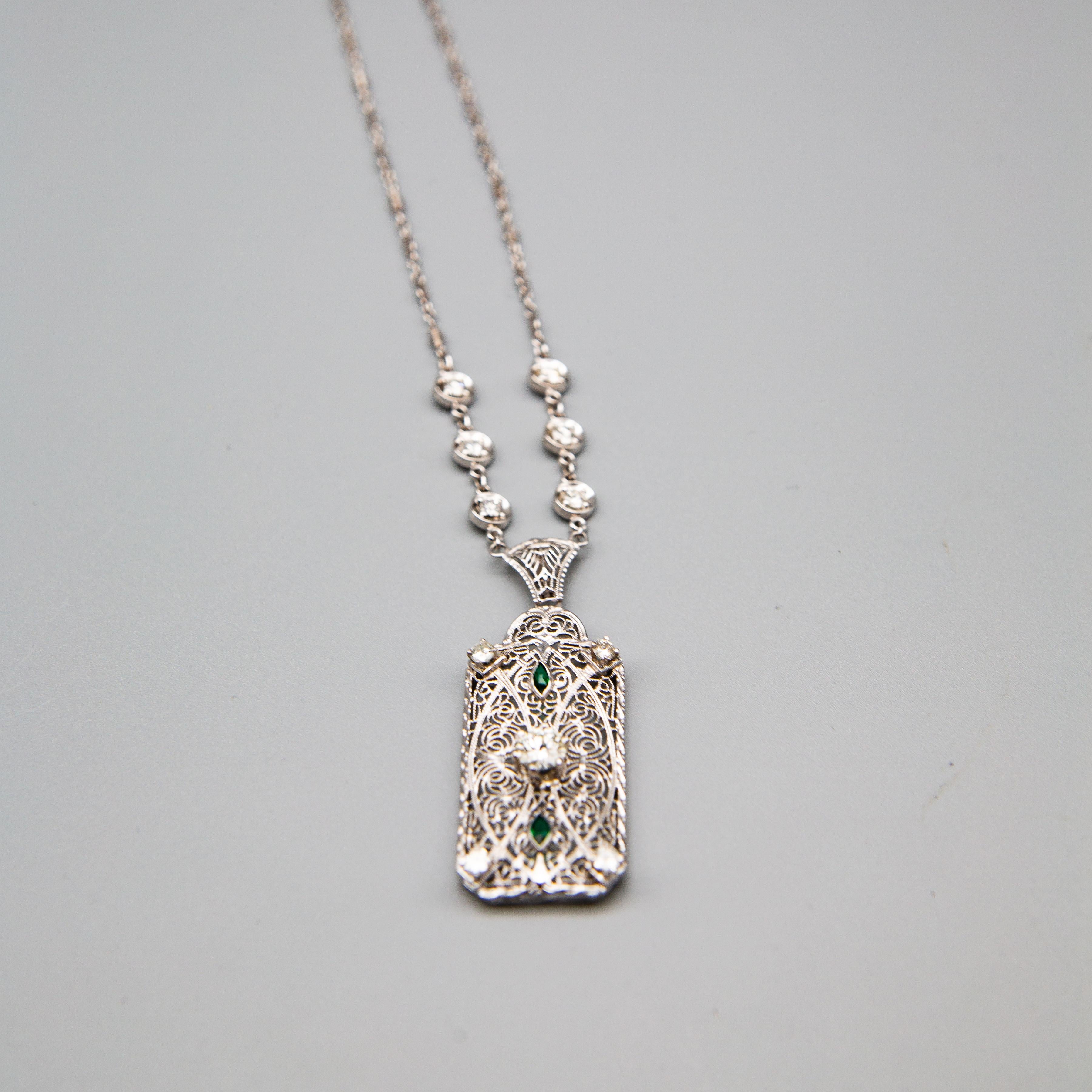 Collier Art déco en or blanc 14 carats avec diamants et émeraudes Unisexe en vente