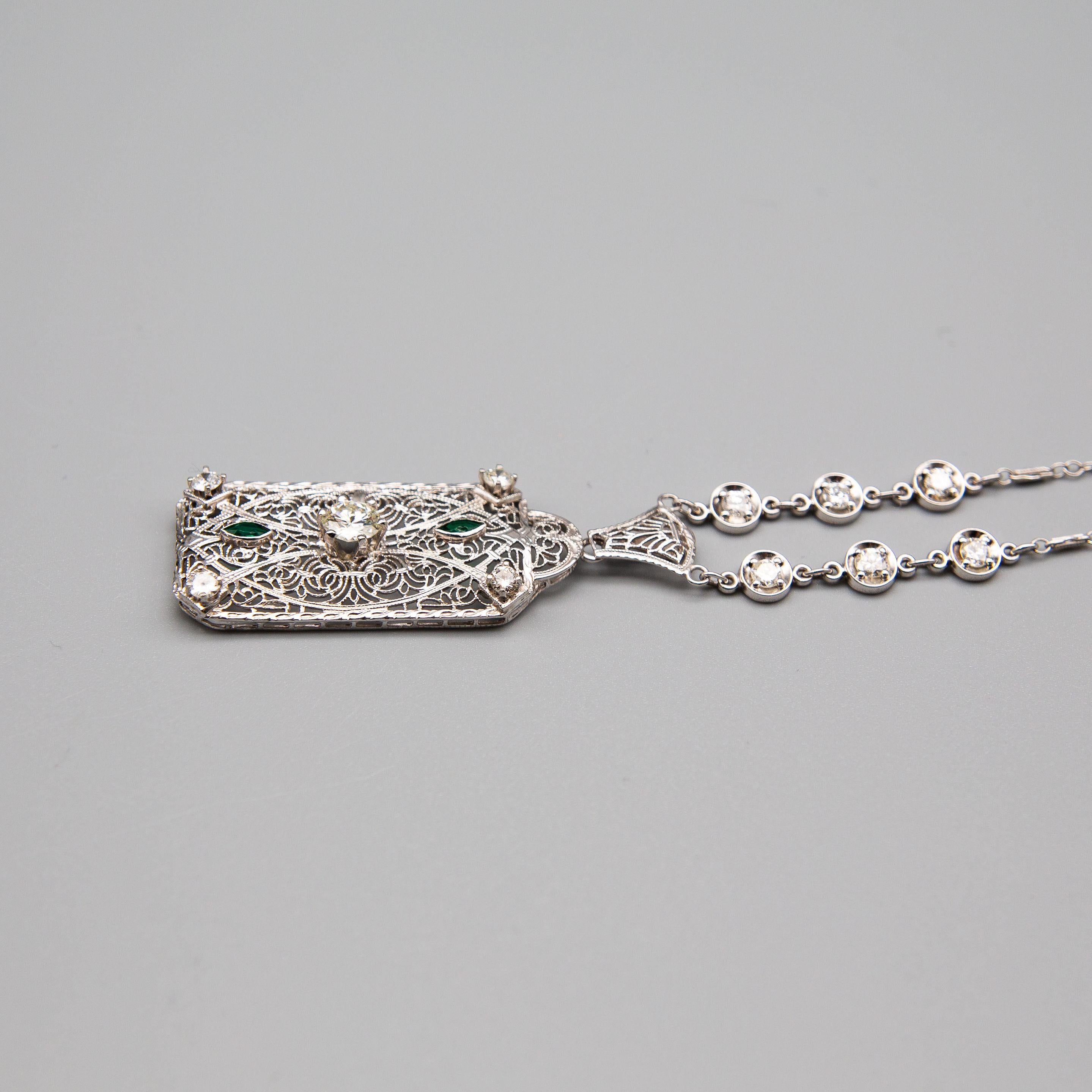Collier Art déco en or blanc 14 carats avec diamants et émeraudes en vente 1