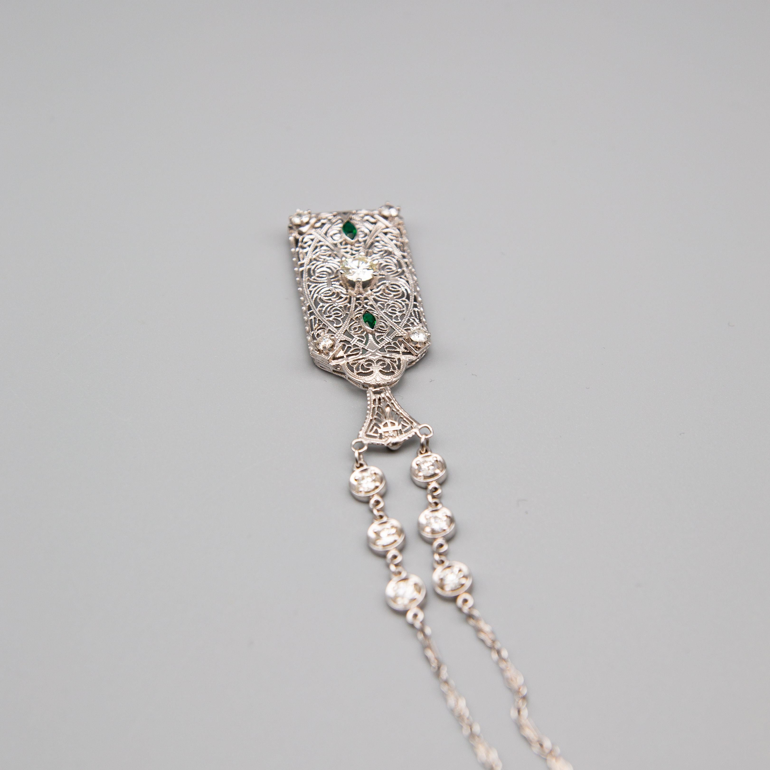 Collier Art déco en or blanc 14 carats avec diamants et émeraudes en vente 2