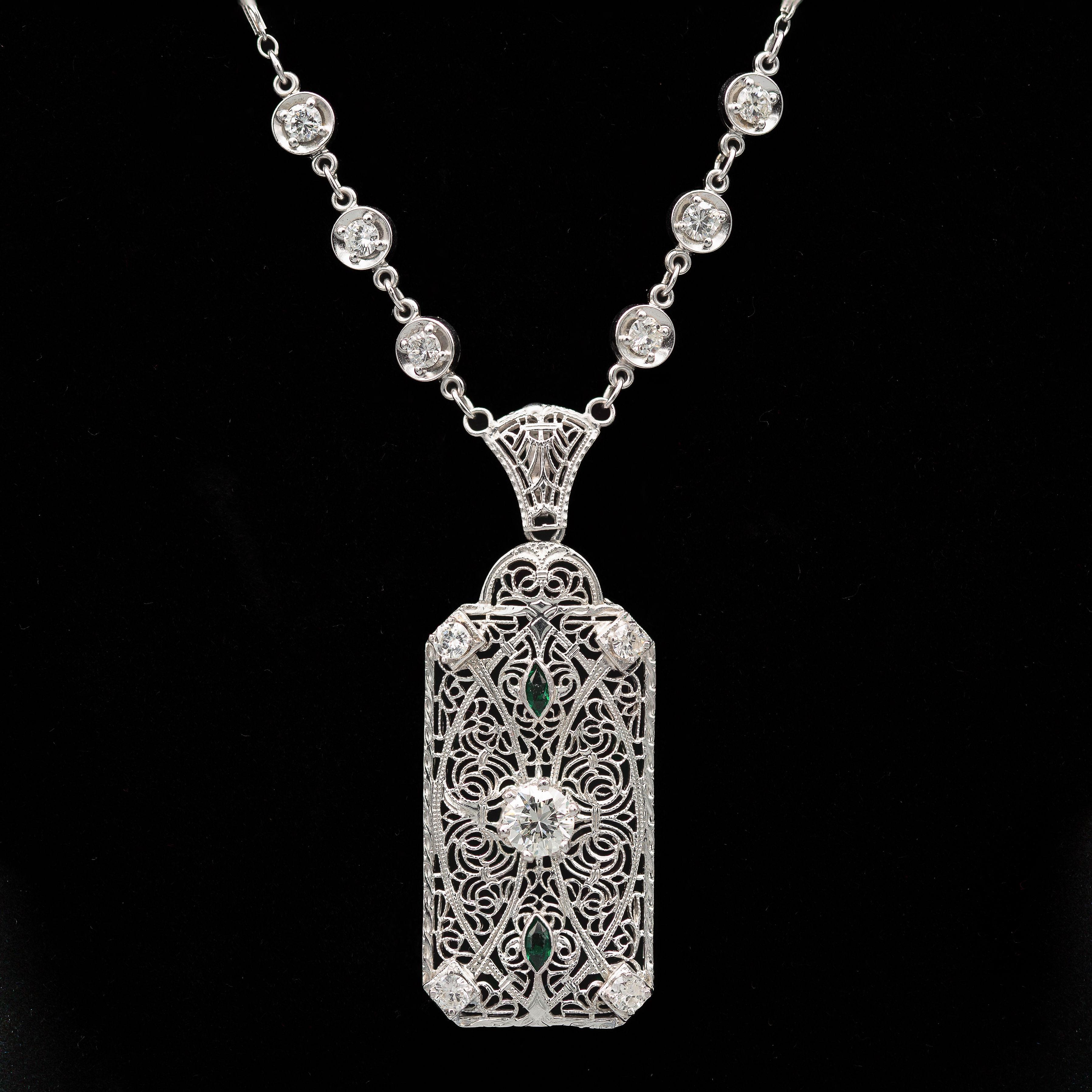 Collier Art déco en or blanc 14 carats avec diamants et émeraudes en vente 3