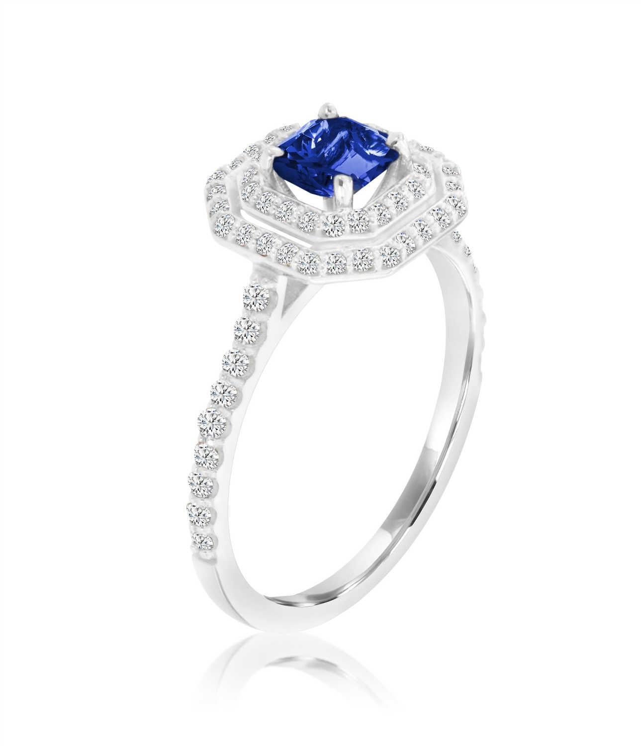 Cette délicate bague présente un saphir bleu sri-lankais de 0,62 carat de taille Asscher entouré d'un double halo de diamants ronds de taille brillant. Un feston de diamants sertis en micro-pointes ajoute un effet éblouissant. Découvrez la