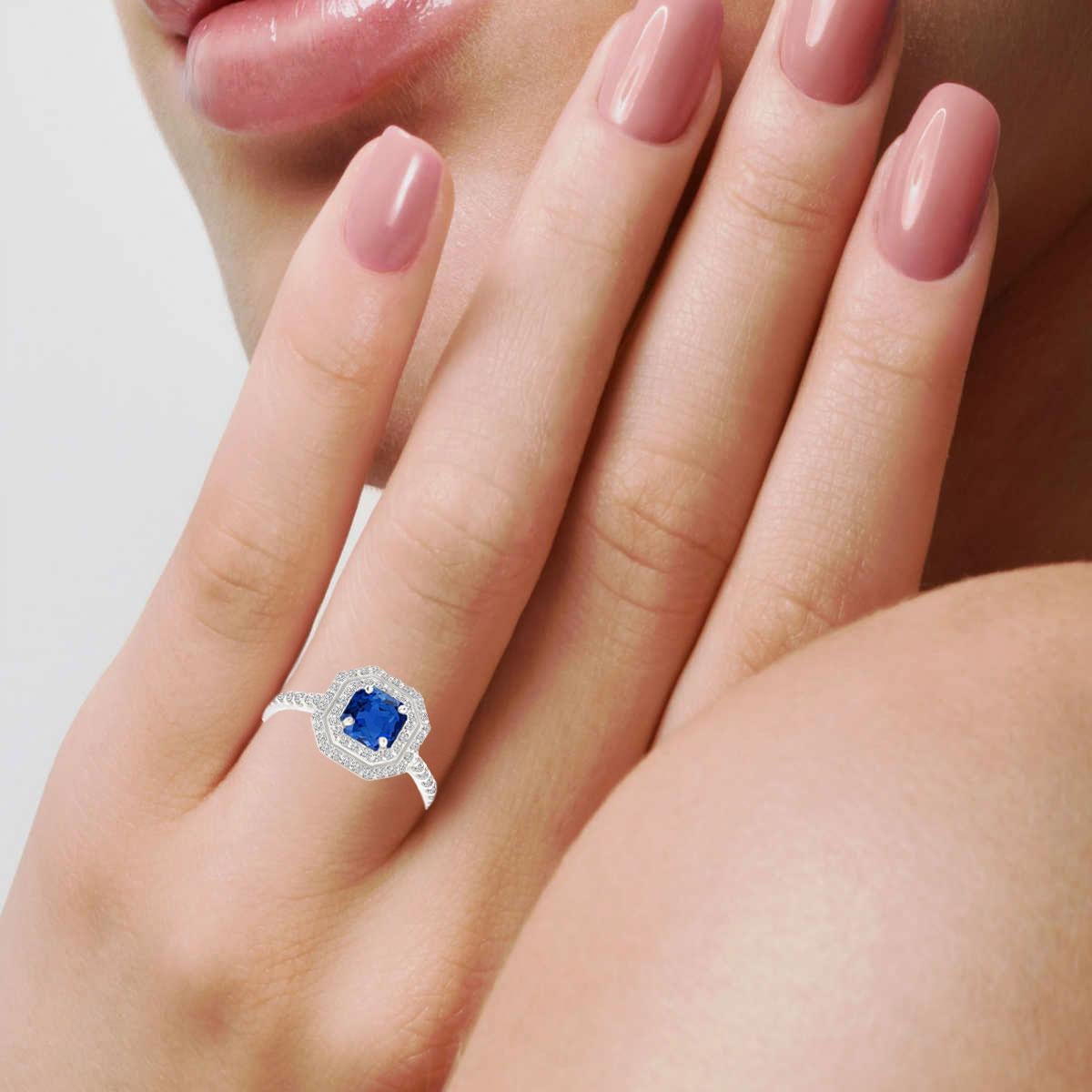 Bague en or 14 carats avec saphir bleu taille Asscher et halo de diamants 0,62 carat Neuf - En vente à San Francisco, CA