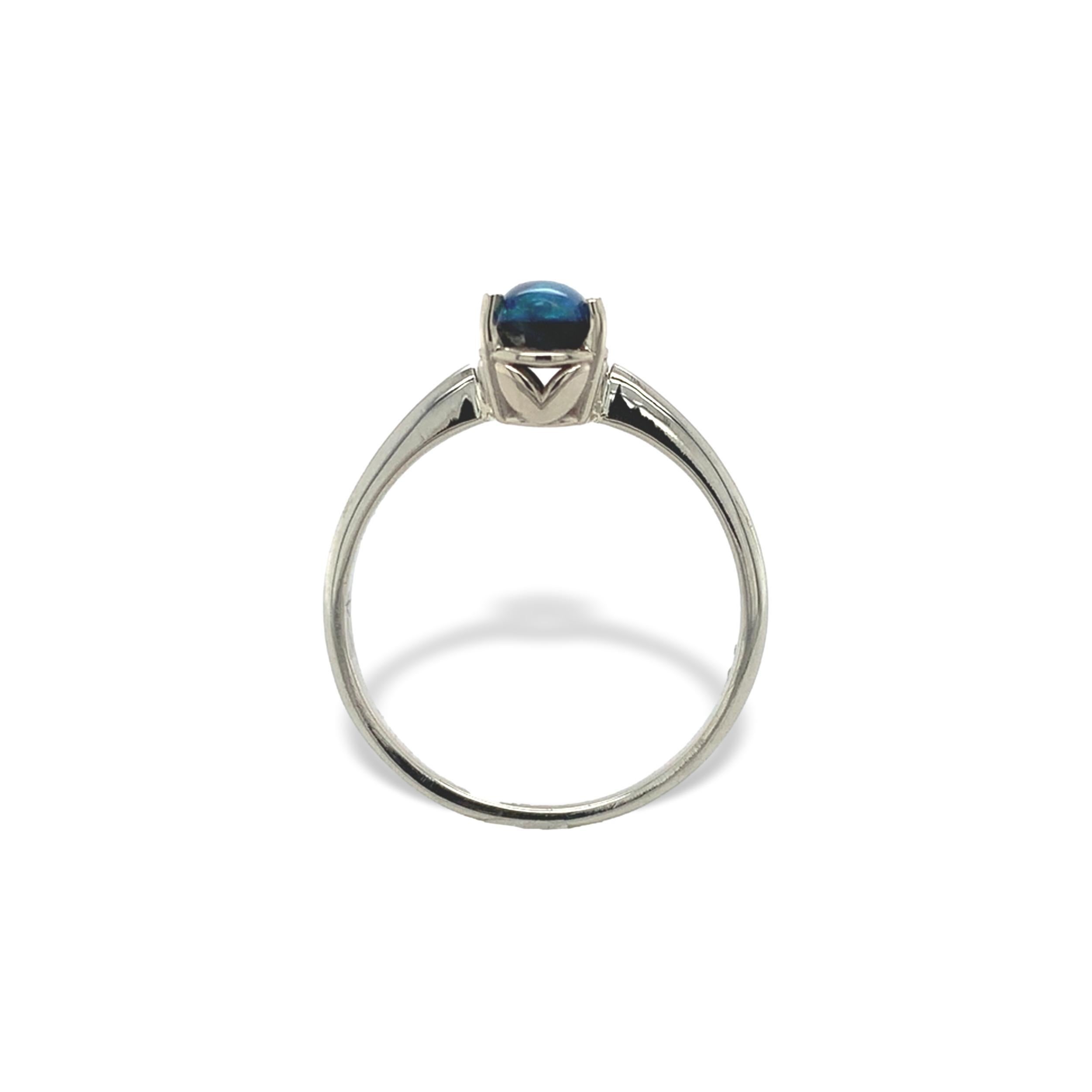 Anello con opale nero australiano in oro bianco 14K. Si tratta di un opale nero naturale estratto dalla terra del peso di .86cts. Si tratta di un taglio cabochon ovale allungato che misura circa 9 mm x 4,5 mm. L'opale ha un colore del corpo che va