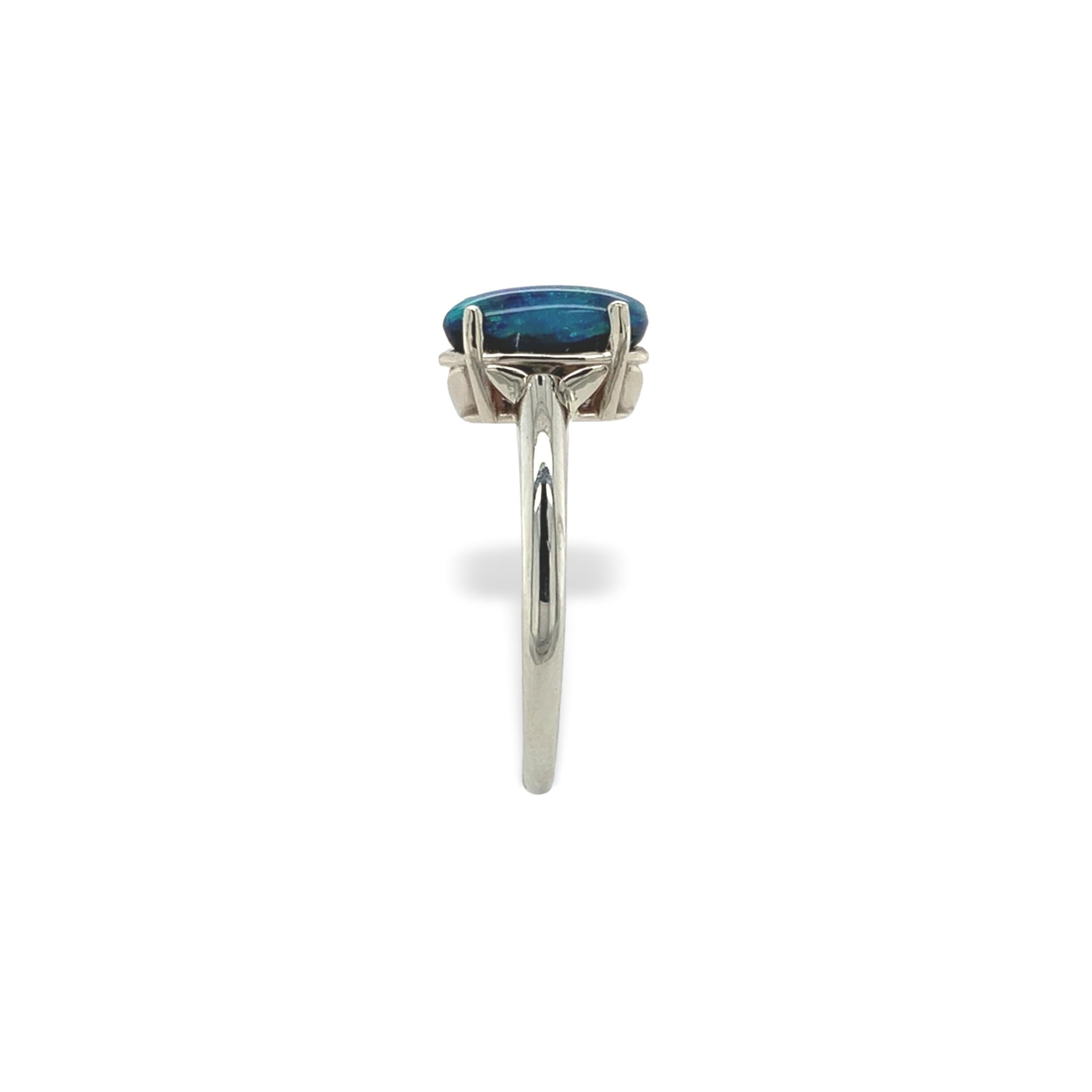 Cabochon Anello in oro bianco 14K con opale nero australiano da 0,86 carati, misura 5,75 in vendita