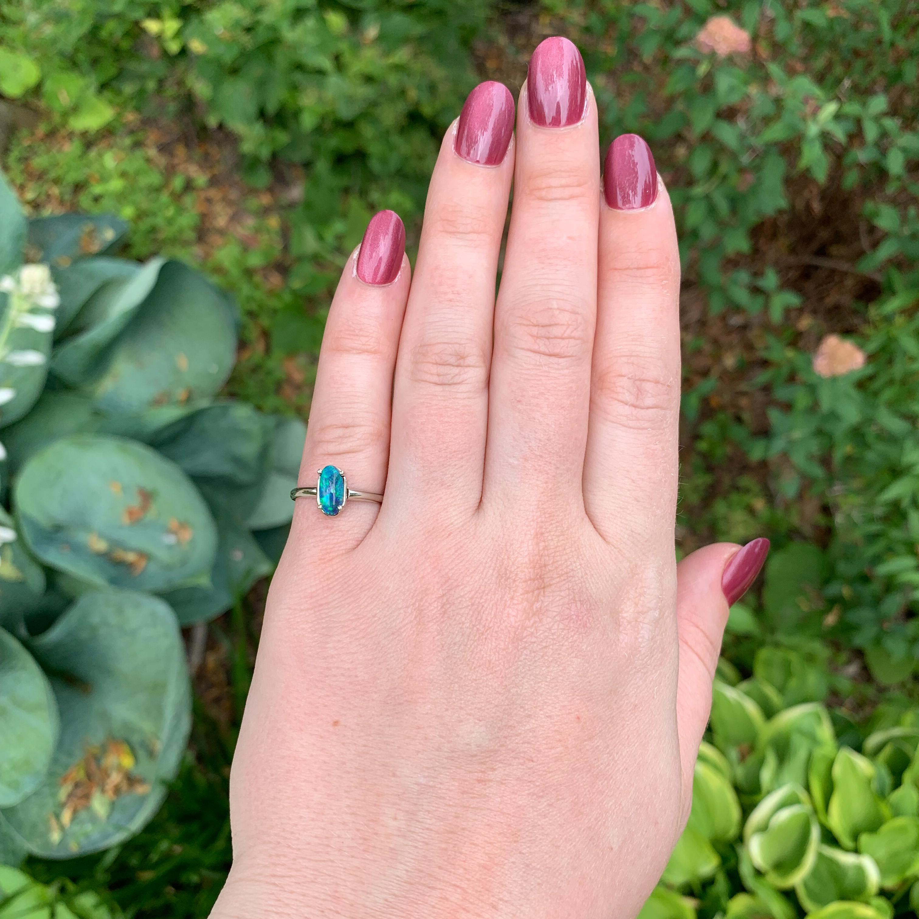 Anello in oro bianco 14K con opale nero australiano da 0,86 carati, misura 5,75 in vendita 1