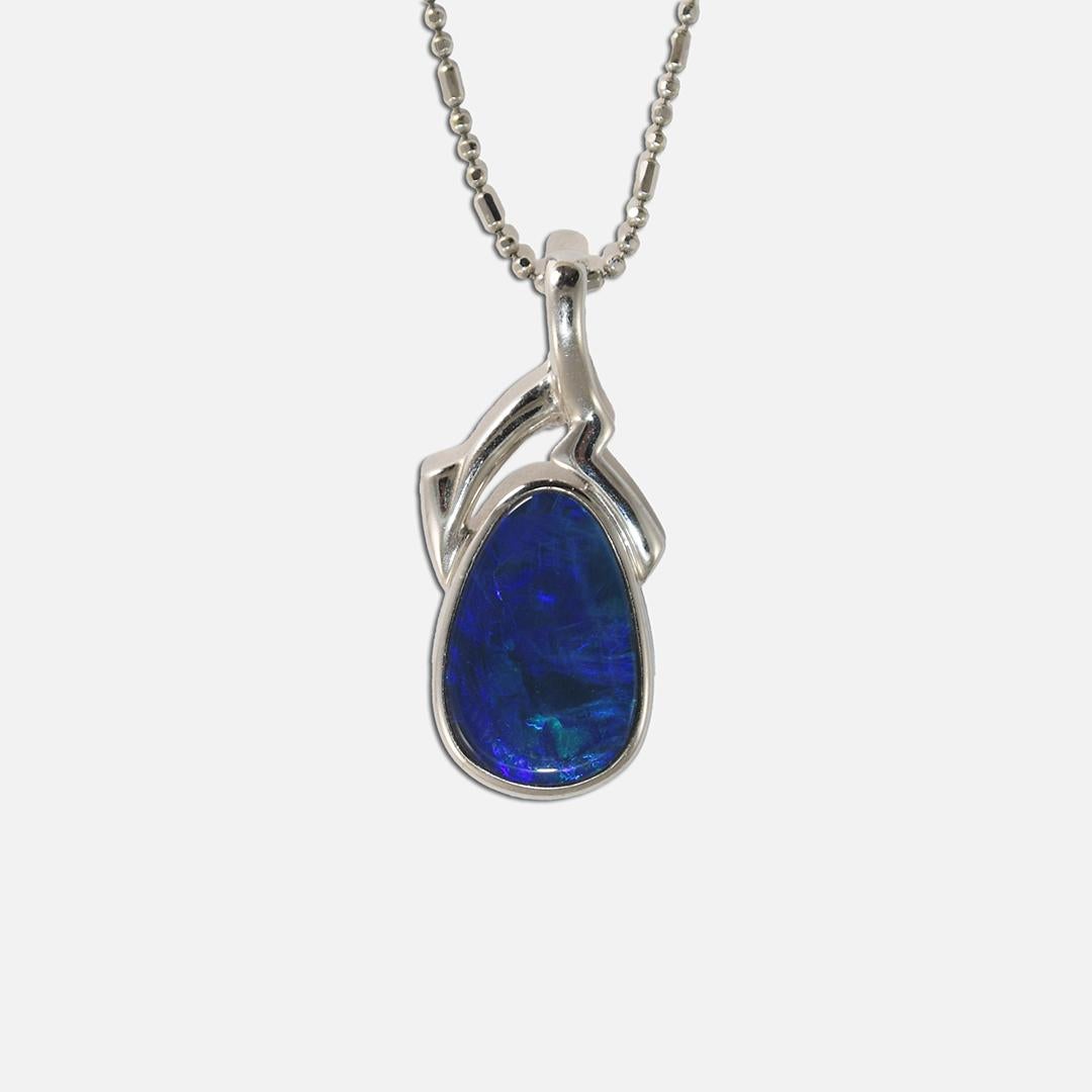 Collana di opale nero australiano in oro bianco 14k.
Timbro 585 e peso lordo di 5,3 grammi.
L'opale è di colore blu scuro con diversi lampi di colore blu.
L'opale è doppio e misura 15 mm per 10 mm.
La catena è a perline e misura 17 pollici di