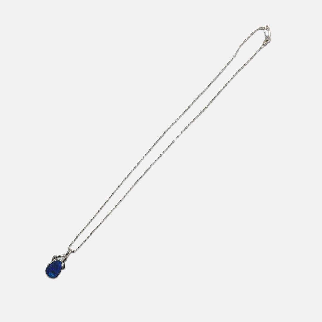 Taglio ovale Collana in oro bianco 14K con opale nero australiano 5,3g in vendita
