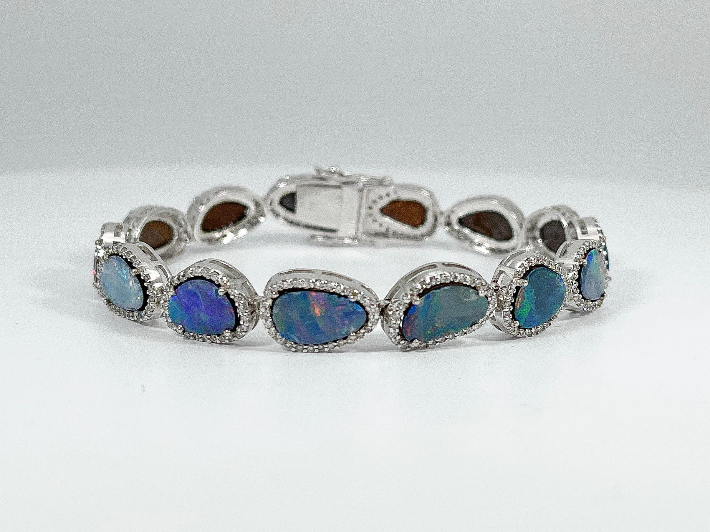Armband aus 14k Weißgold mit australischem Opal und 2 CTW Diamanten. Jeder Opal ist einzigartig geformt und von runden Diamanten umgeben, die einen Heiligenschein bilden. Das Armband ist 7 Zoll lang, hat einen 8er-Verschluss für die Sicherheit und