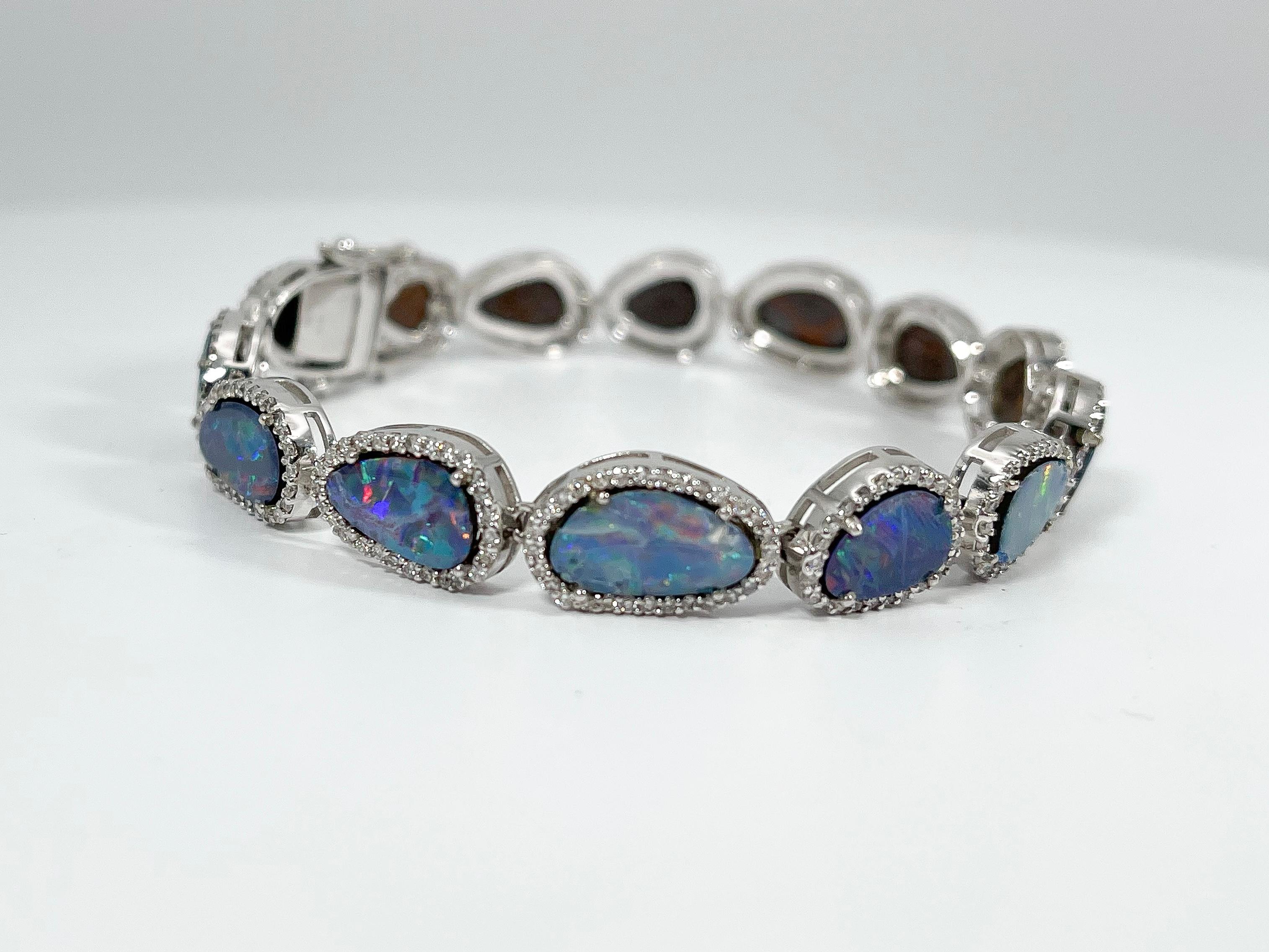 Armband aus 14 Karat Weißgold mit australischem Opal und 2 Karat Diamanten (Rundschliff) im Angebot
