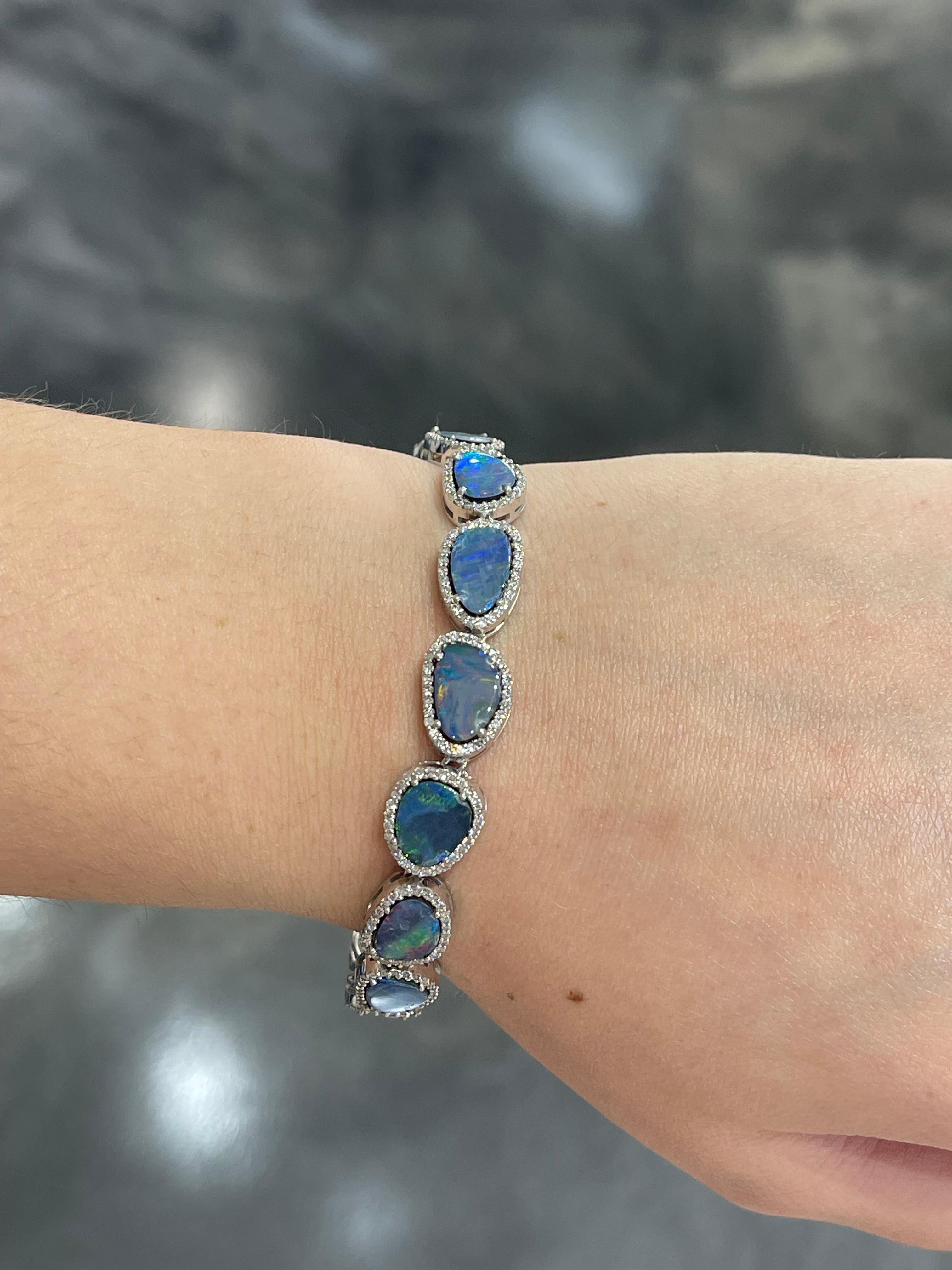 Armband aus 14 Karat Weißgold mit australischem Opal und 2 Karat Diamanten Damen im Angebot