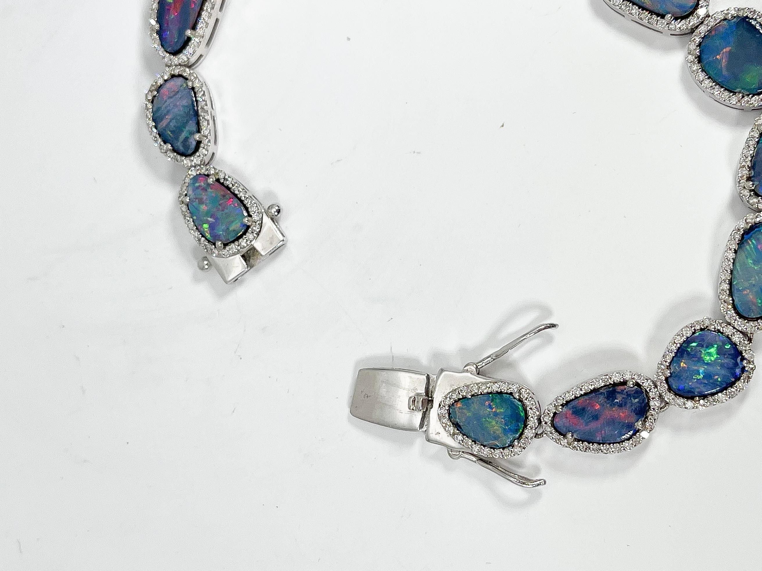 Armband aus 14 Karat Weißgold mit australischem Opal und 2 Karat Diamanten im Zustand „Neu“ im Angebot in Stuart, FL