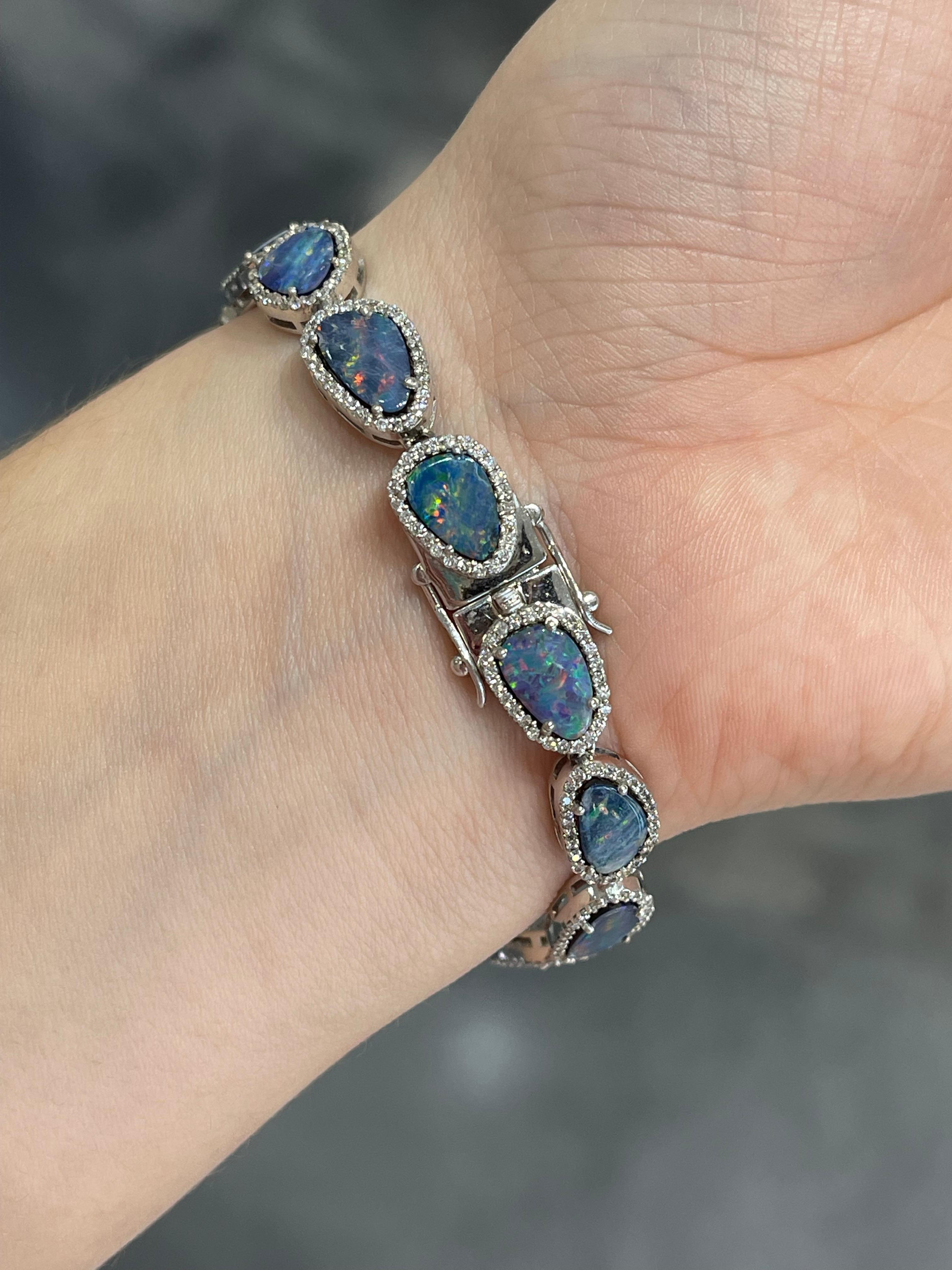 Armband aus 14 Karat Weißgold mit australischem Opal und 2 Karat Diamanten im Angebot 1
