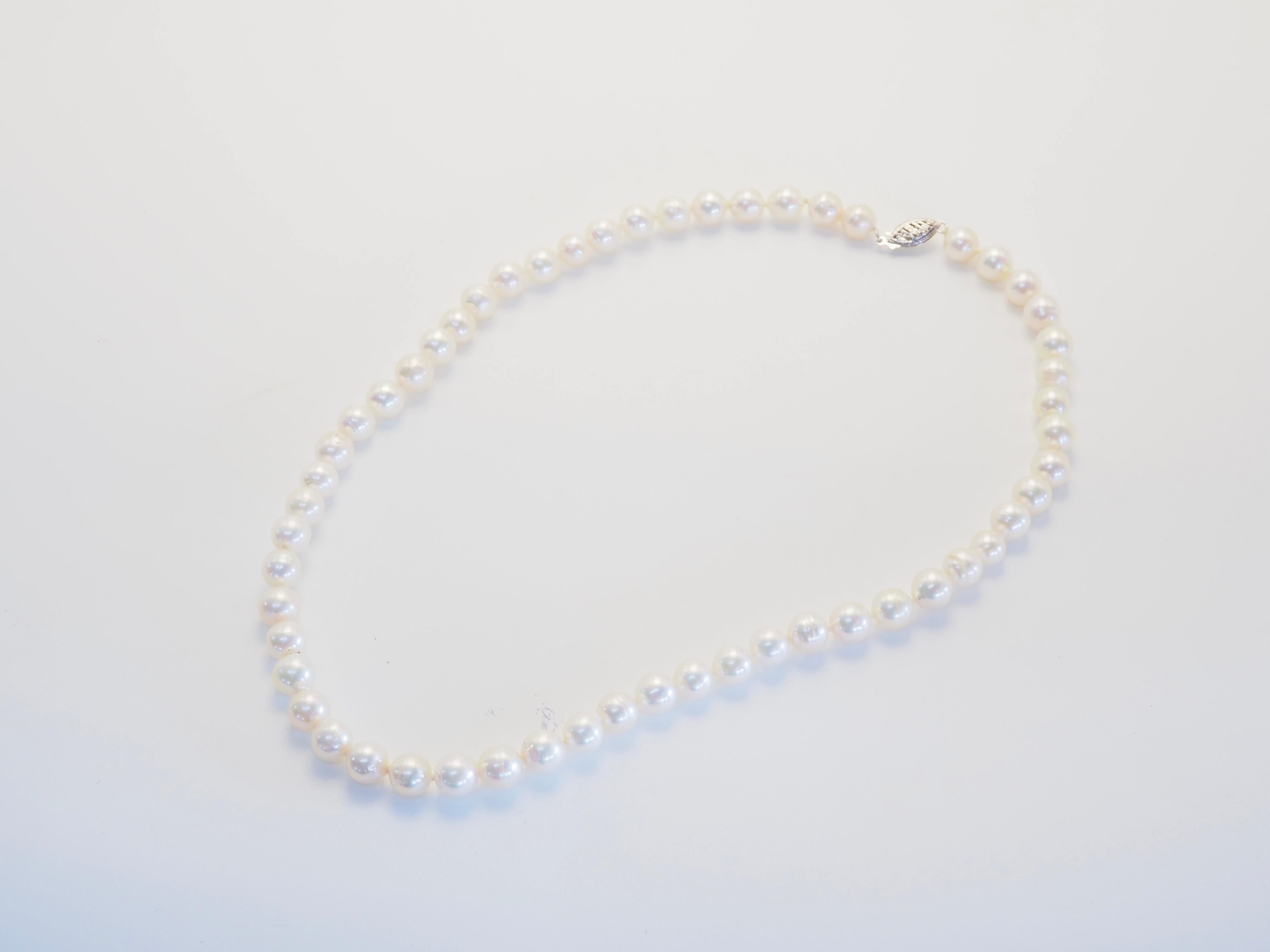 Un filo senza tempo di luminose perle di mare bianche, ciascuna con un diametro medio di 7 mm, disposte con grazia per mostrare la simmetria naturale e la morbida iridescenza. Questa collana classica è rifinita con una chiusura in oro bianco 14