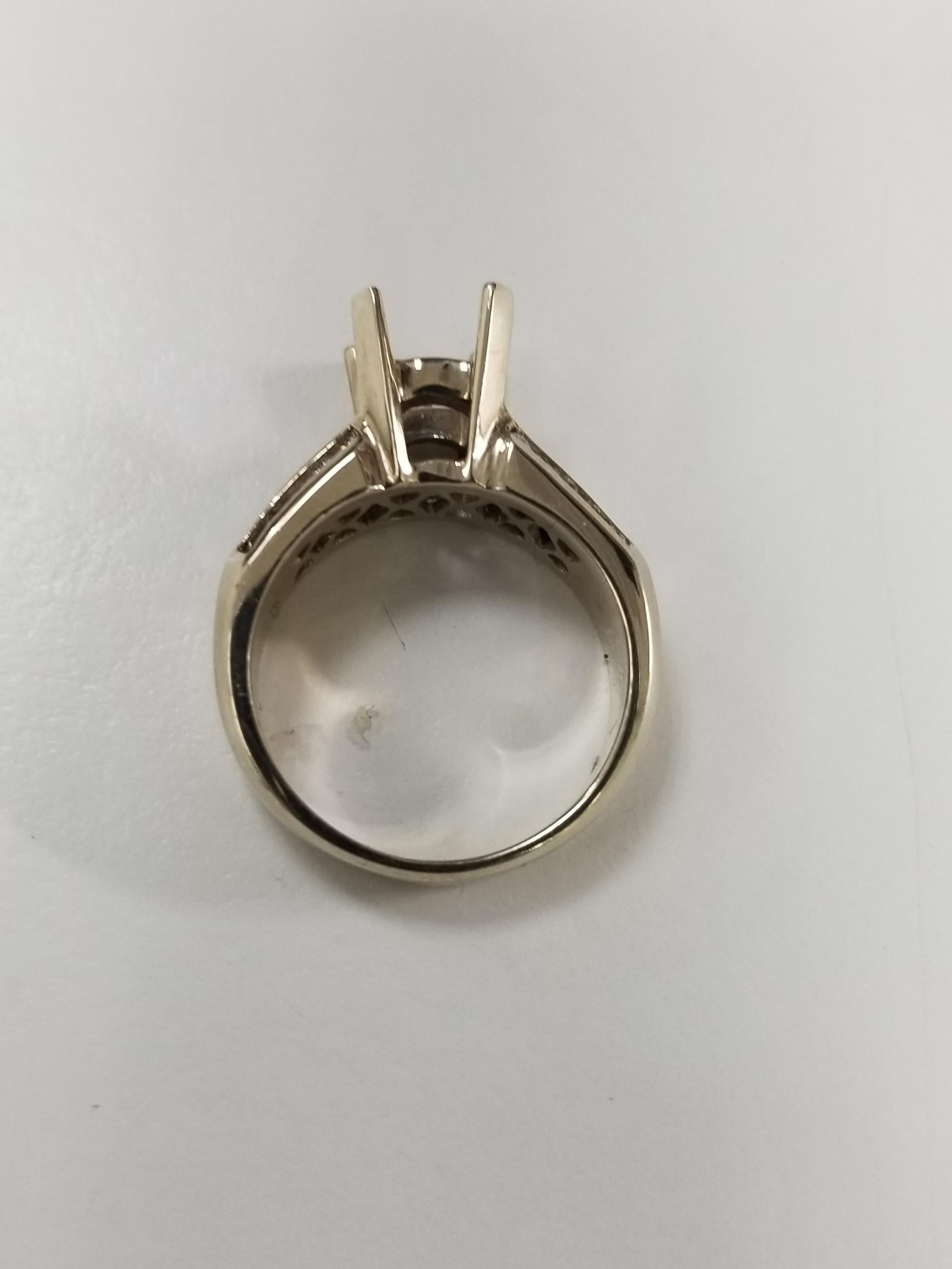 14 Karat White Gold Baguette and Round Channel Set Ring In New Condition For Sale In Los Angeles, CA