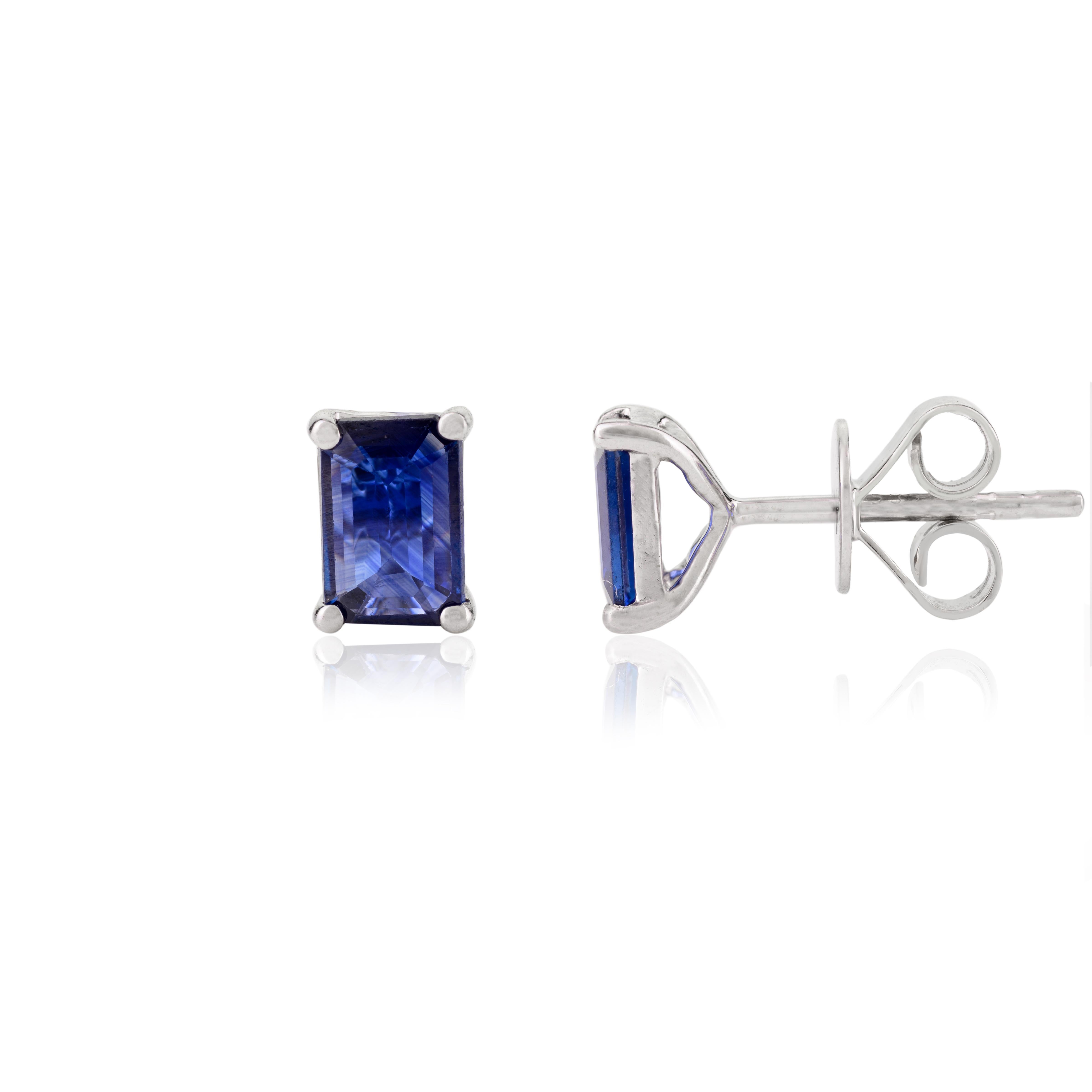 14k White Gold Baguette Deep Blue Sapphire Everyday Stud Earrings for Her In New Condition For Sale In Houston, TX