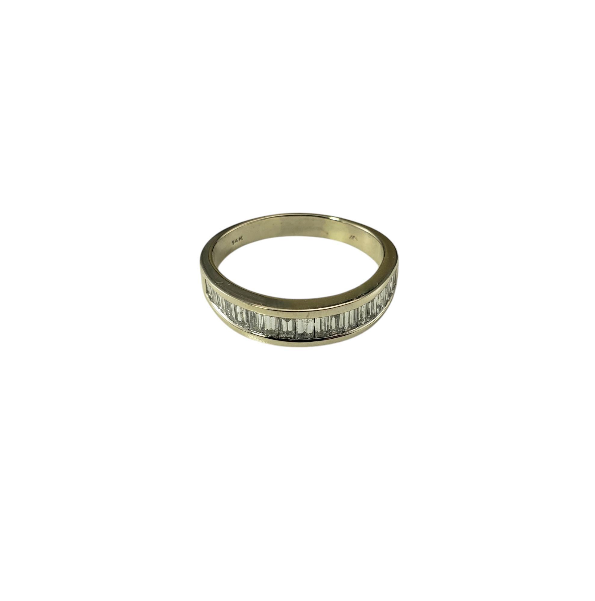 Anillo de oro blanco de 14 quilates con diamante baguette talla 9,5 con certificado JAGi-

Esta brillante banda presenta 18 diamantes talla baguette engastados en canal en oro blanco de 14 quilates.

Anchura: 5 mm.
Vástago: 3 mm.

Peso total