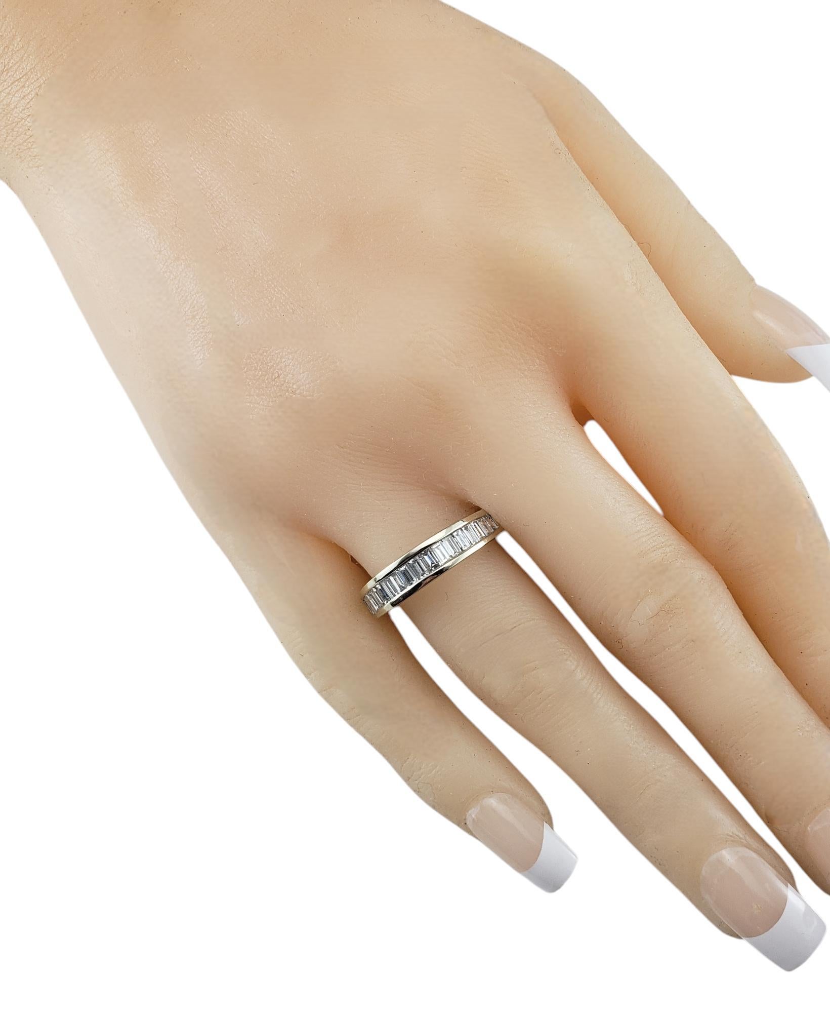 Anillo de oro blanco de 14 quilates con diamante baguette talla 9,5 #19851 en venta 1