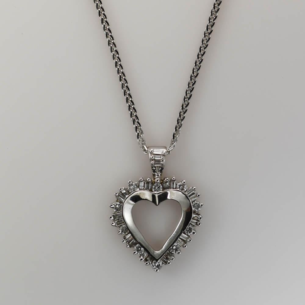 Una collana a cuore con diamanti baguette in oro bianco 14kt.
Il Cuore ha 23 baguette e 10 diamanti tondi taglio brillante.
I 33 diamanti sono pari a 0,75ctw.
Hanno una purezza I1 e un colore L&M.
La catena è una spiga da 1 mm da 18