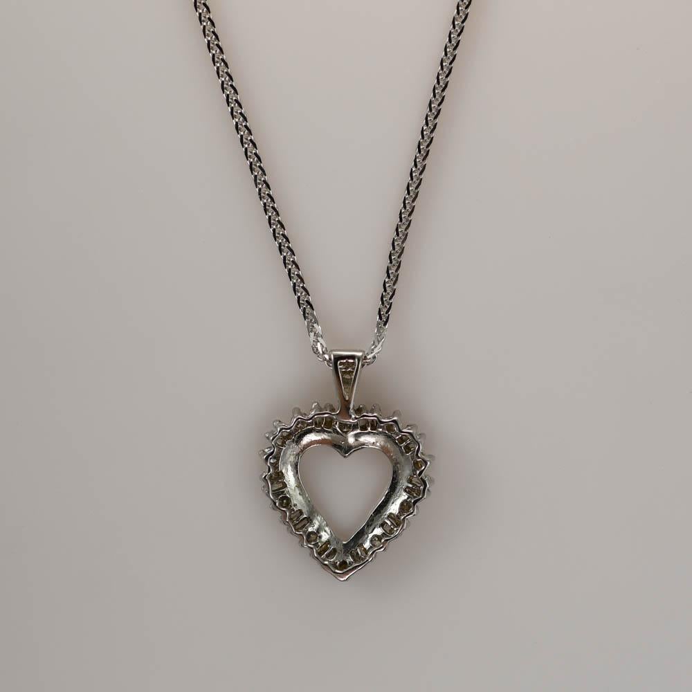Collana a cuore con diamanti baguette in oro bianco 14K 0,75ct In condizioni ottime in vendita a Laguna Beach, CA