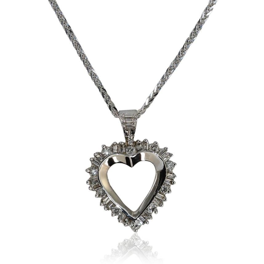 Collier en or blanc 14K avec diamant baguette en forme de coeur 0.75ct