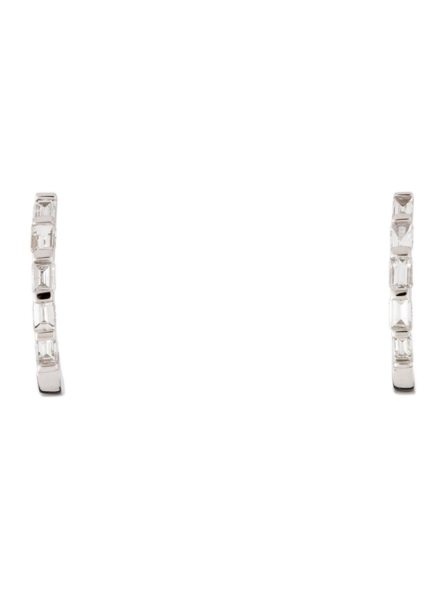 Taille baguette Créoles Huggie en or blanc 14 carats avec diamants baguettes, 1/4 carat poids total en vente