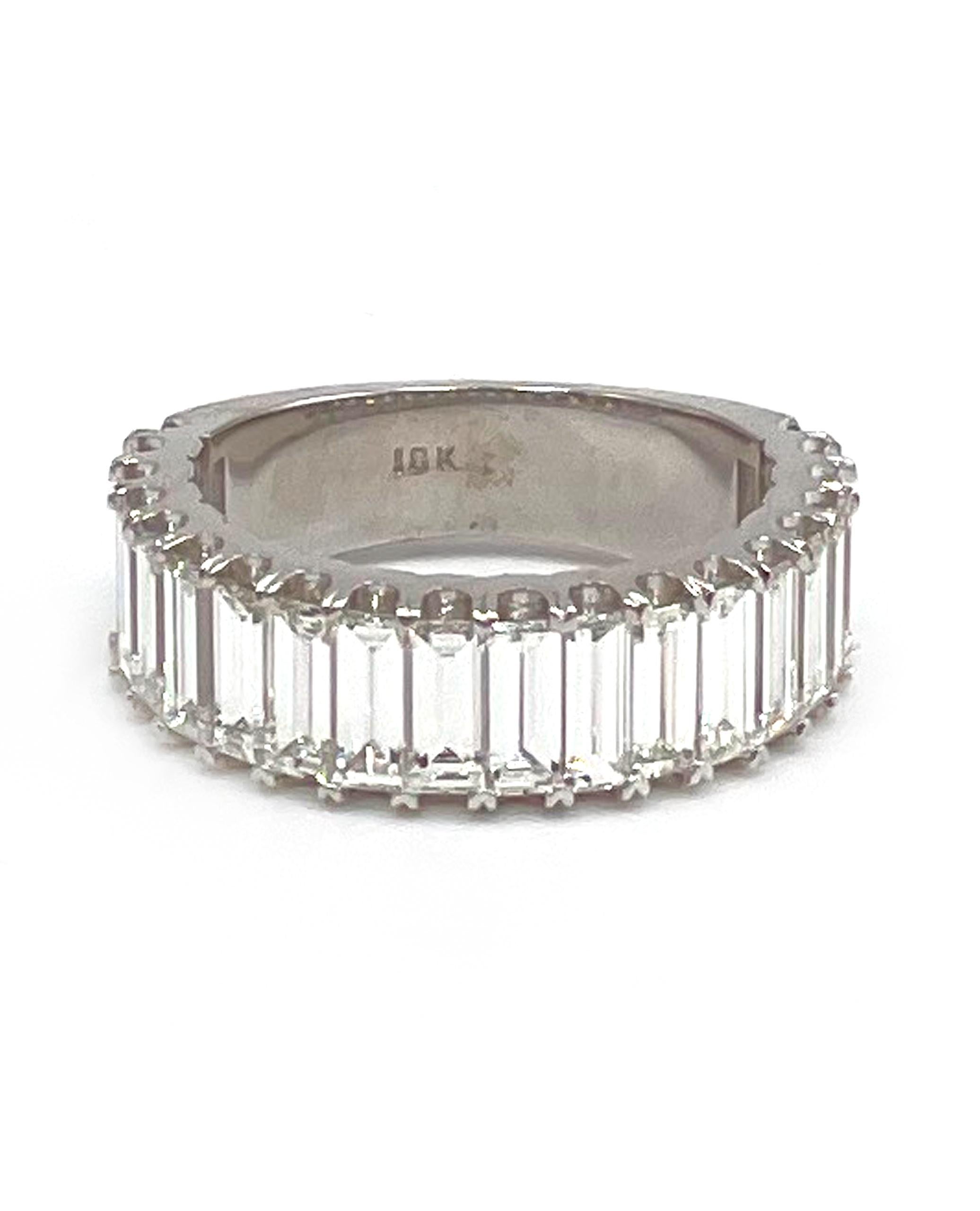 Ring aus 18 Karat Weißgold, besetzt mit 20 Baguette-Diamanten von insgesamt 3,48 Karat.

* Fingergröße 6,25 (groß)
* Diamanten mit VVS-Reinheit