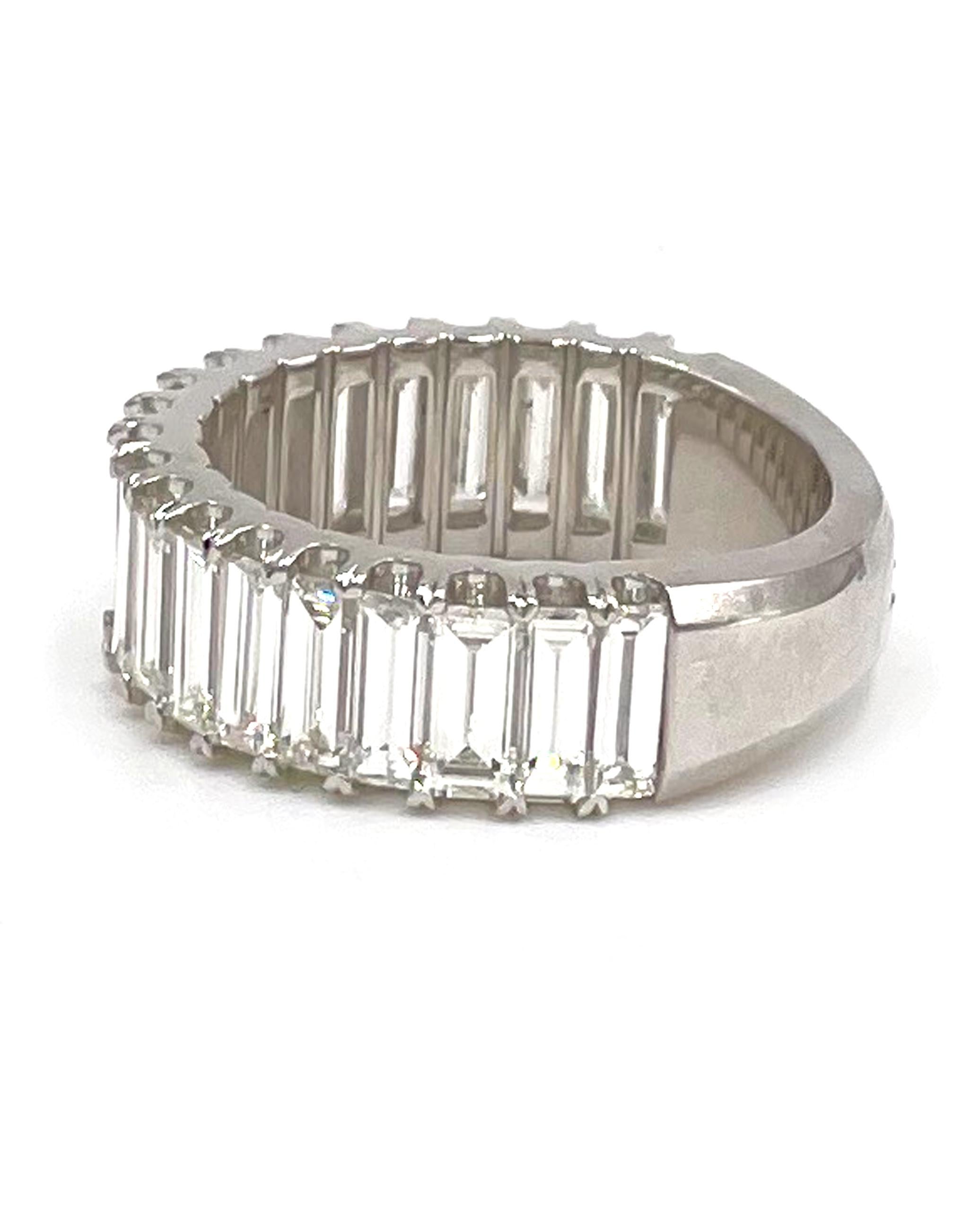 Ringring aus 14 Karat Weißgold mit Baguette-Diamant (Zeitgenössisch)