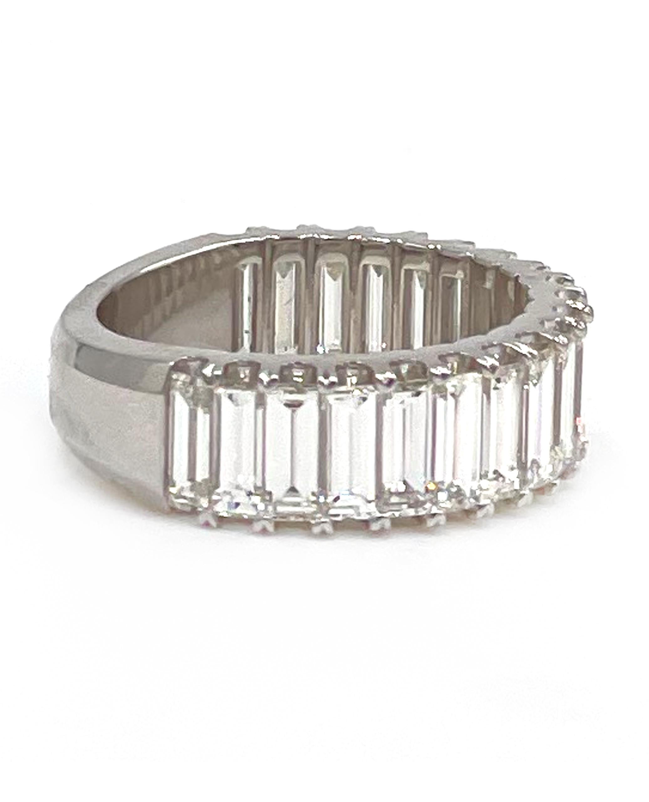 Ringring aus 14 Karat Weißgold mit Baguette-Diamant (Baguetteschliff)