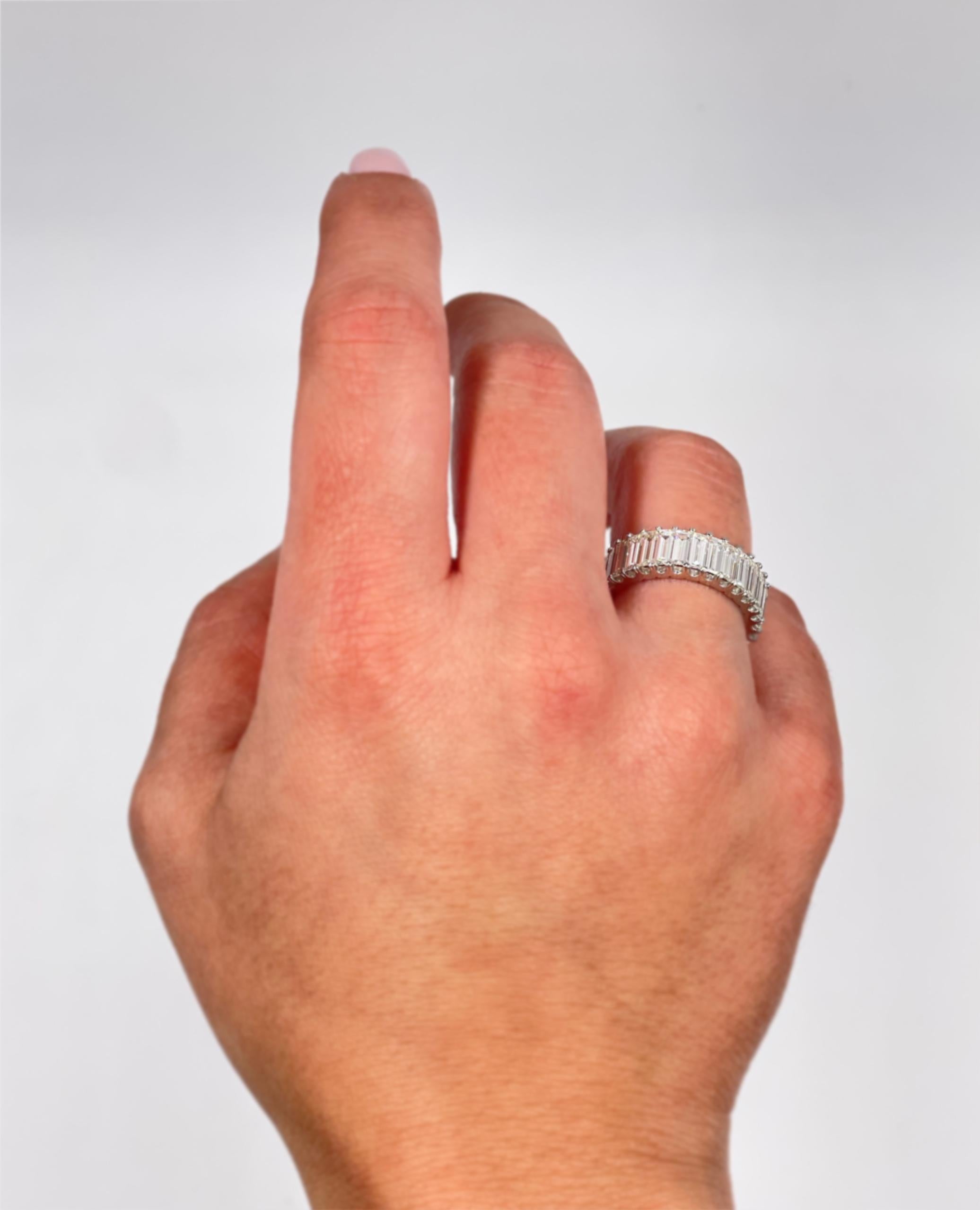Ringring aus 14 Karat Weißgold mit Baguette-Diamant im Zustand „Neu“ in Old Tappan, NJ
