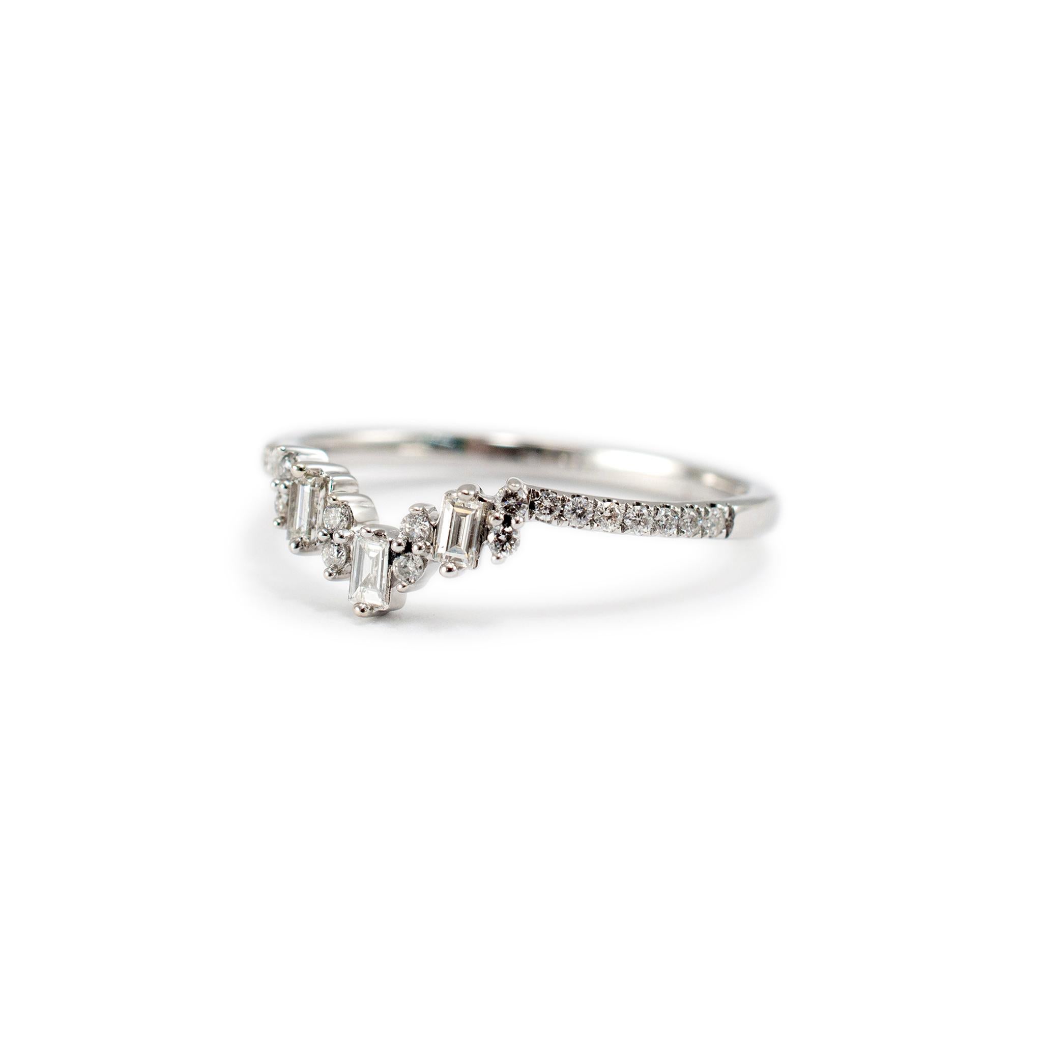 Geschlecht: Damen  

Metall Typ: 14K Weißgold

Ringgröße: 10 

Breite: 1,80 mm 

Gewicht: 2,25 Gramm

Ein Damen-Diamantband aus 14 Karat Weißgold mit halbrundem Schenkel. Das Metall wurde getestet und es wurde festgestellt, dass es sich um 14 Karat